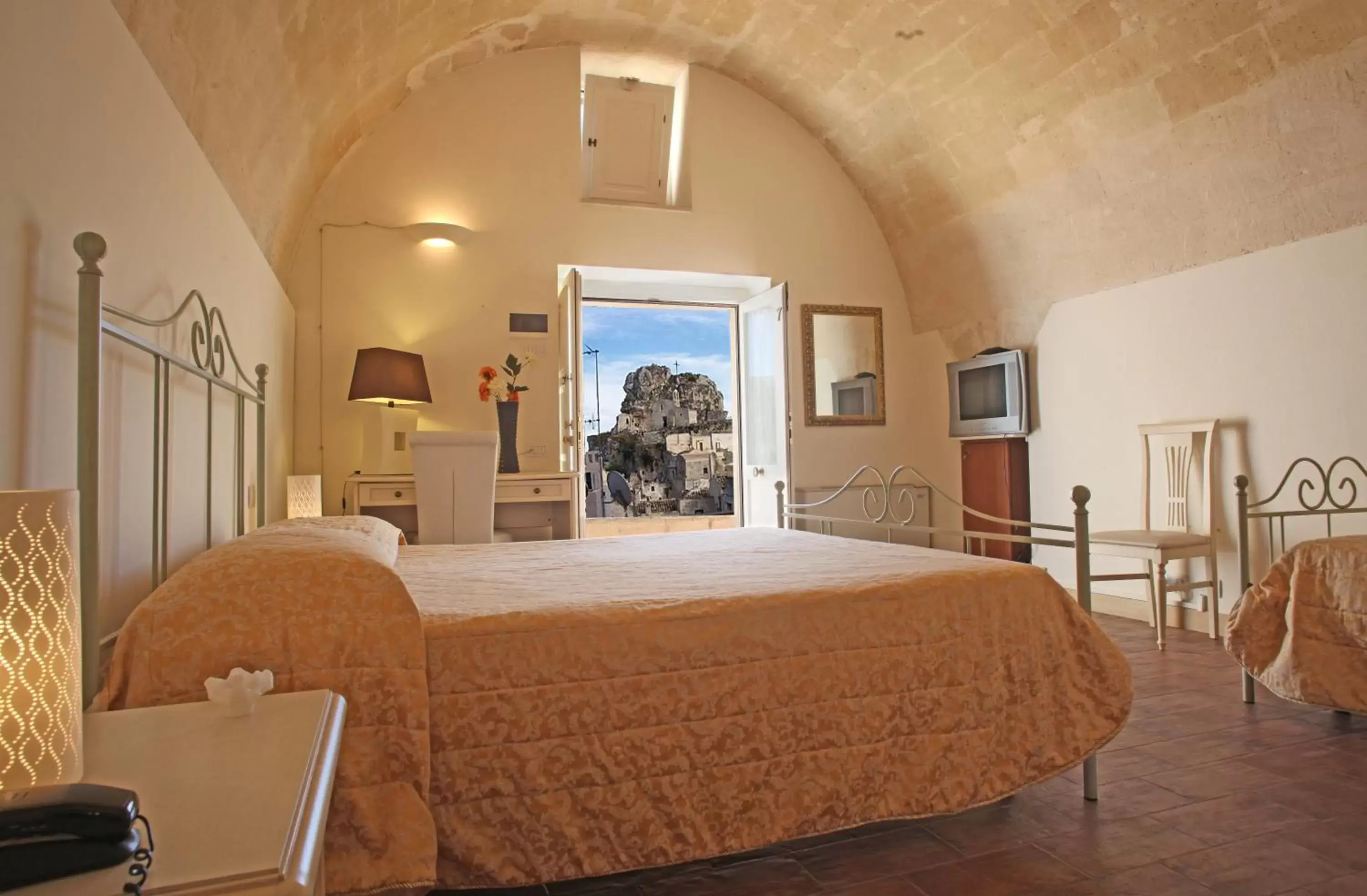 Photo of the whole room, Bed in Caveoso Hotel