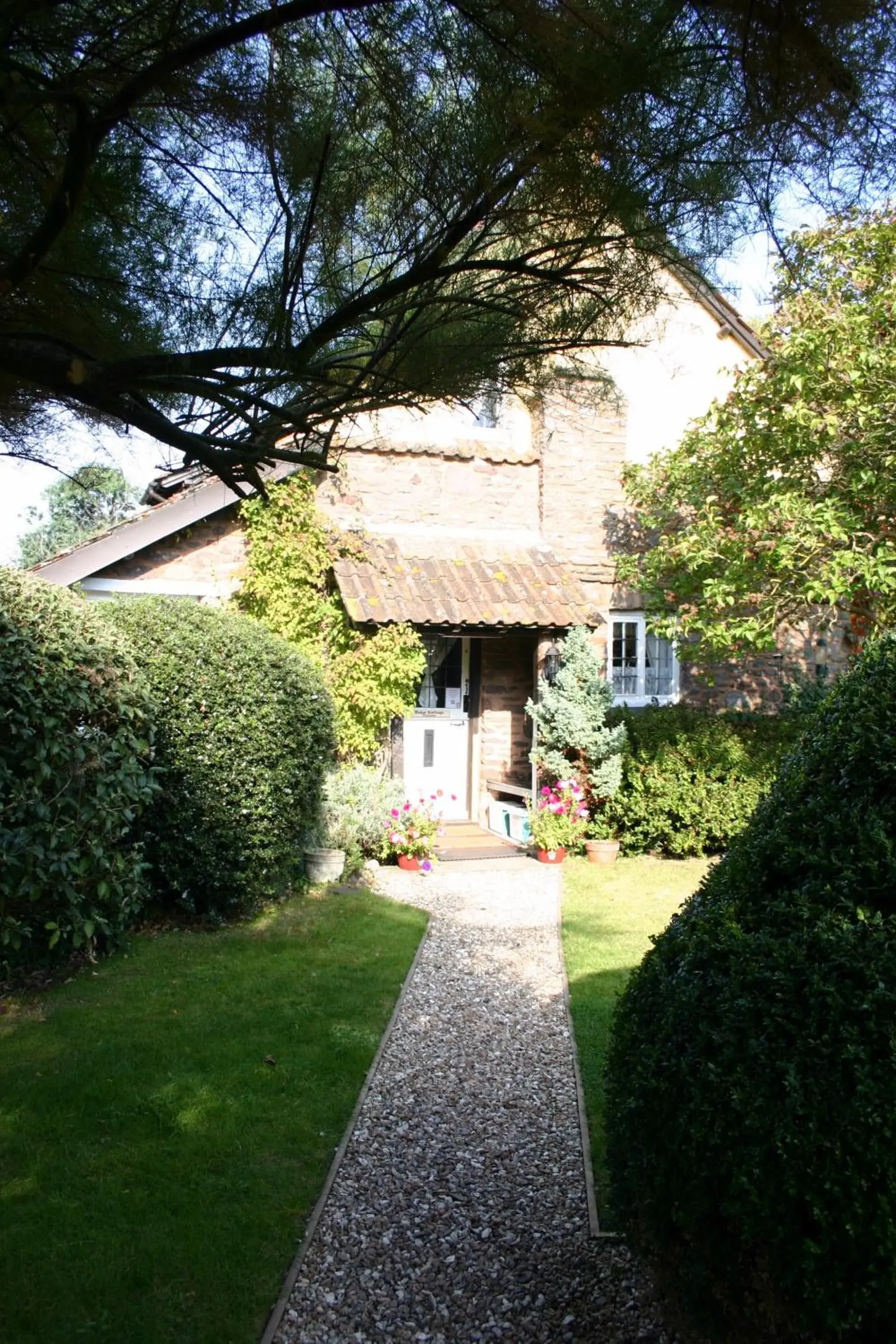 Facade/entrance, Garden in Tudor Cottage