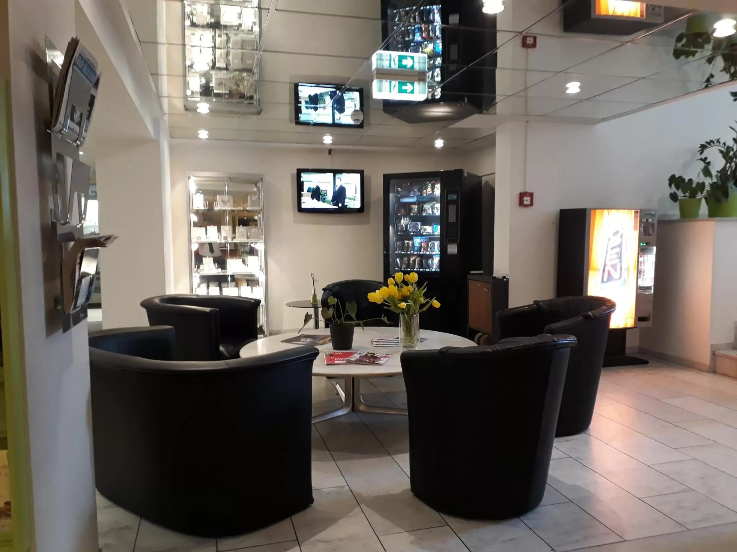Lobby or reception, Lounge/Bar in Days Inn Dortmund West