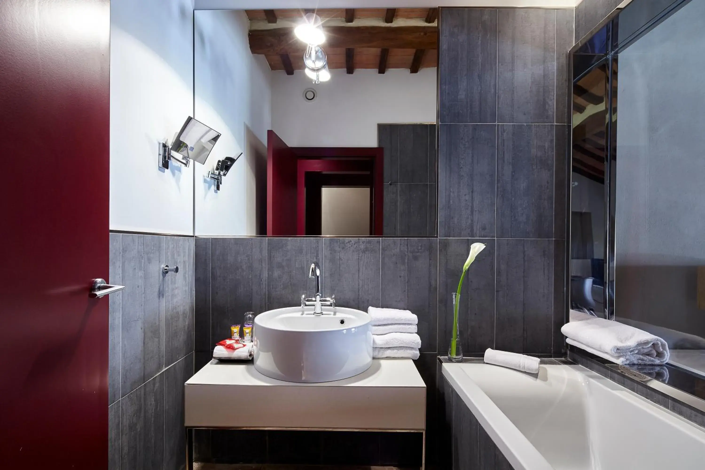 Bathroom in Palazzetto Rosso - Art Hotel