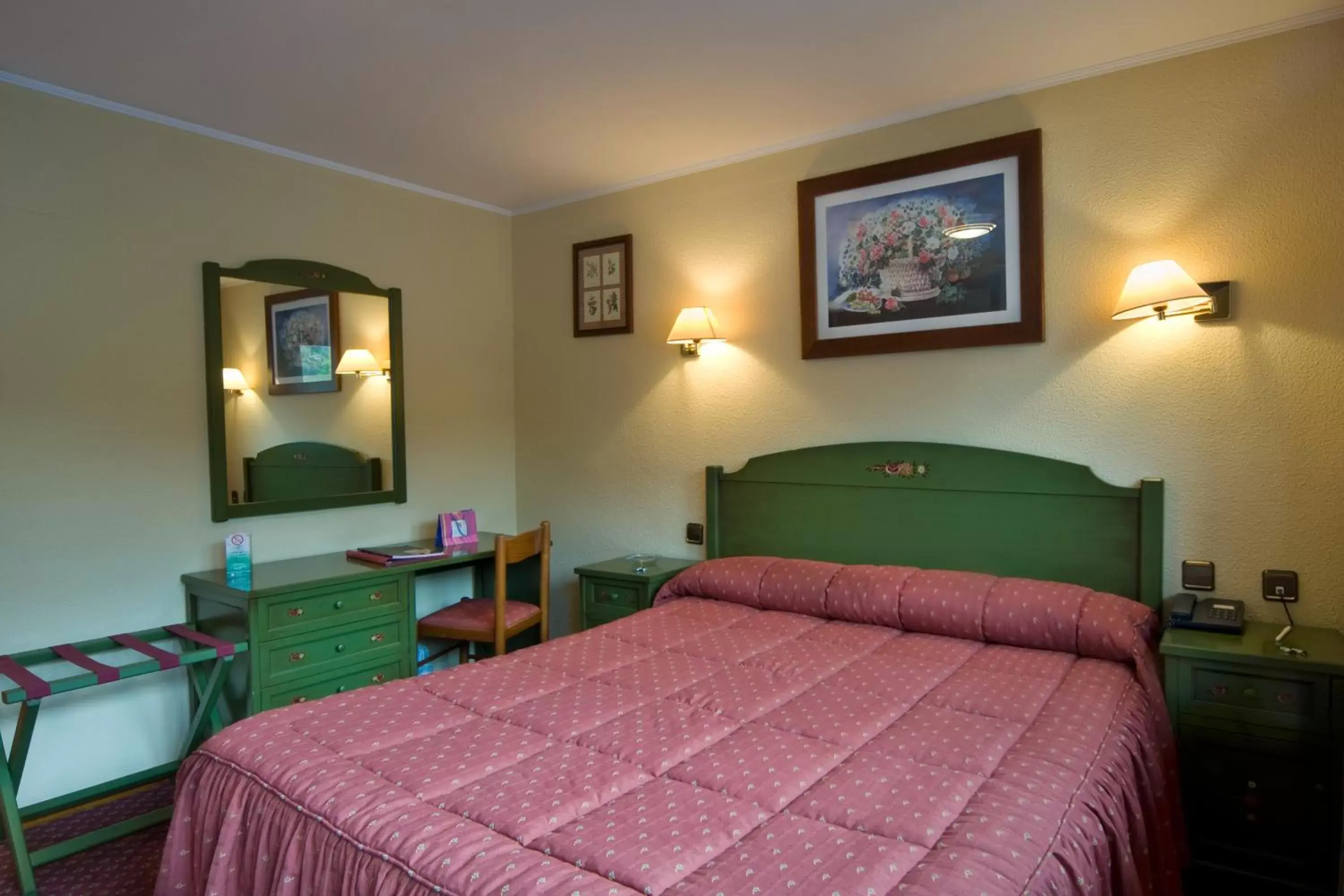 Photo of the whole room, Bed in Rutllan & Spa