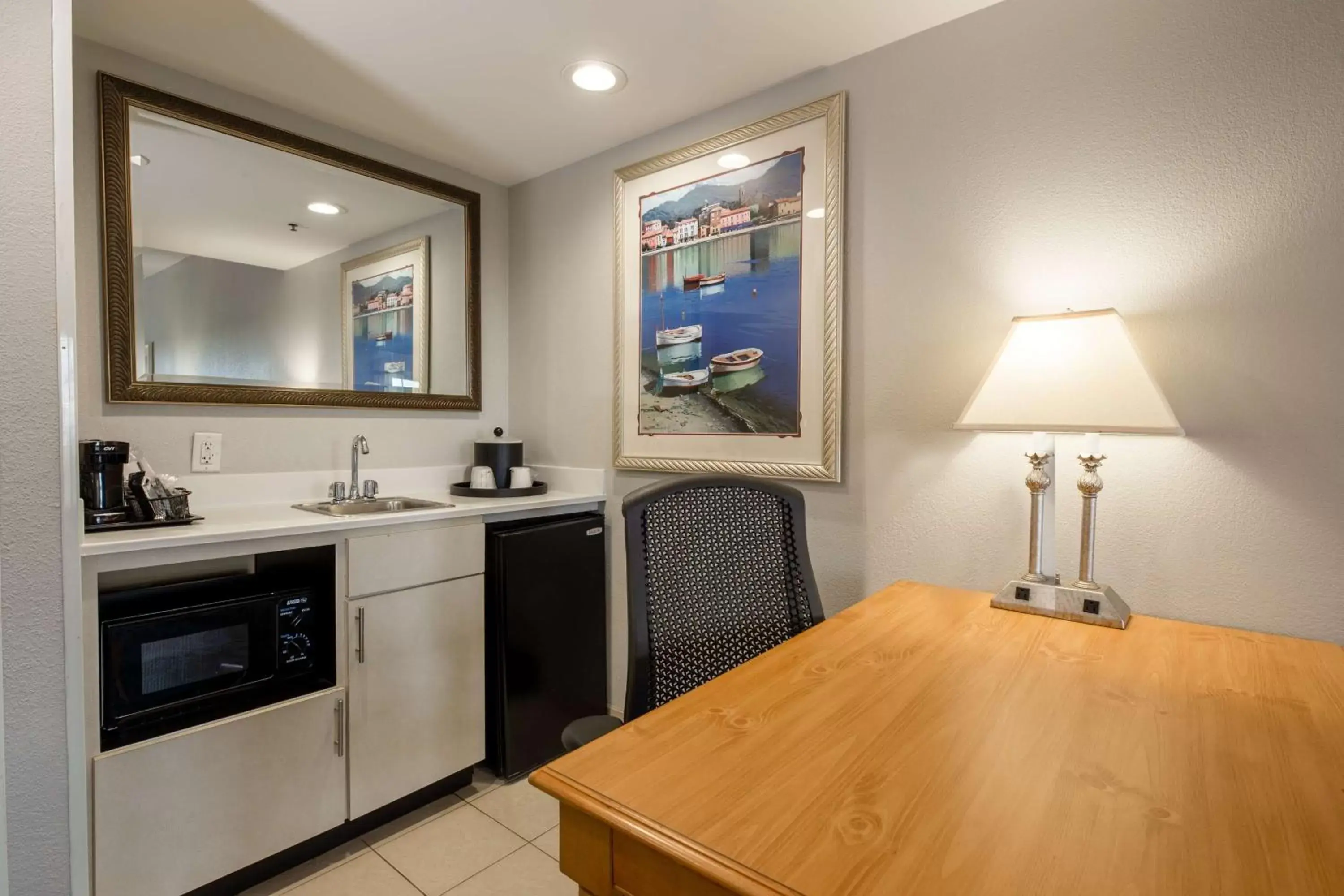 Photo of the whole room, Kitchen/Kitchenette in Hampton Inn & Suites Jacksonville Deerwood Park