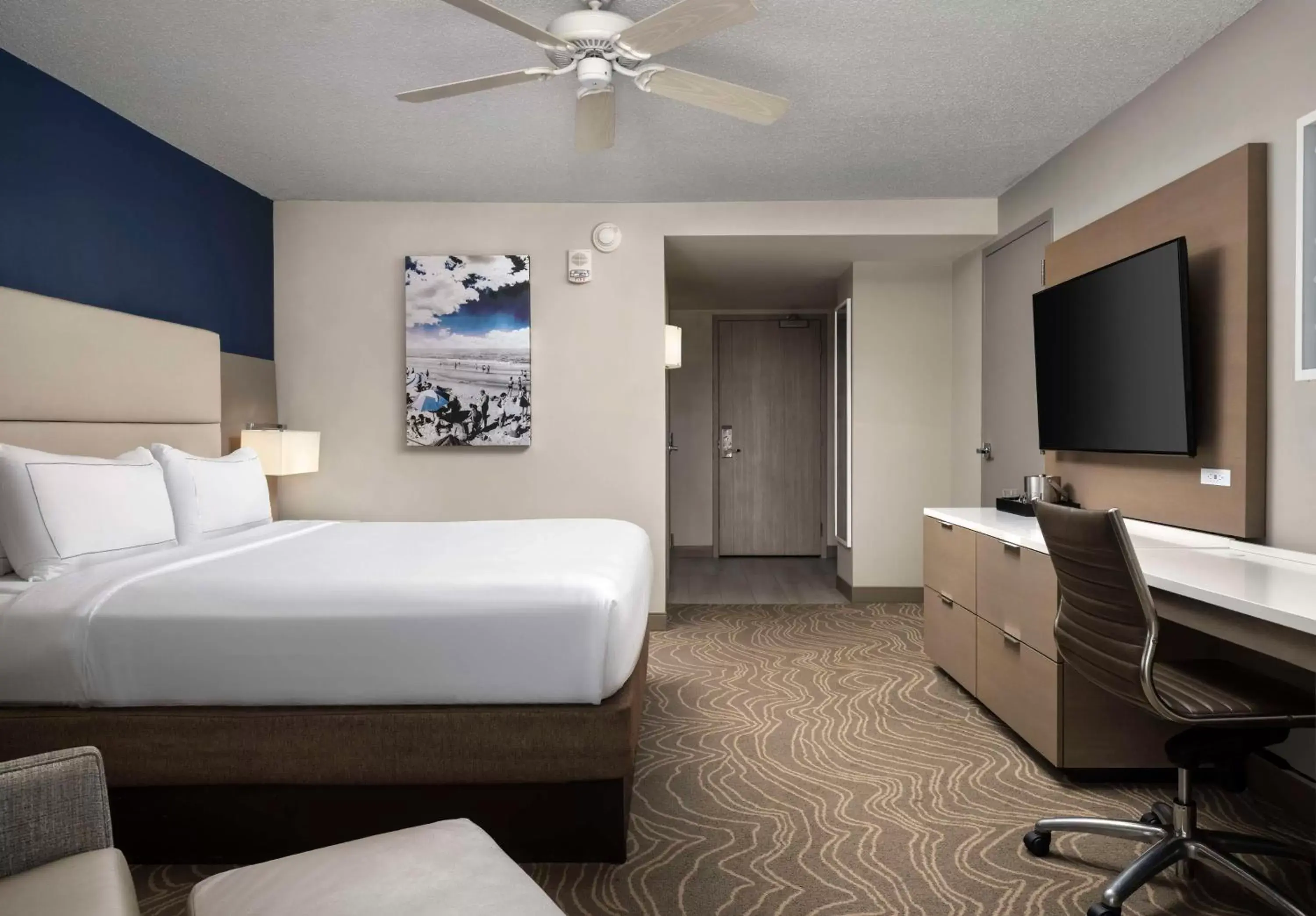 Bedroom, Bed in Hilton Virginia Beach Oceanfront