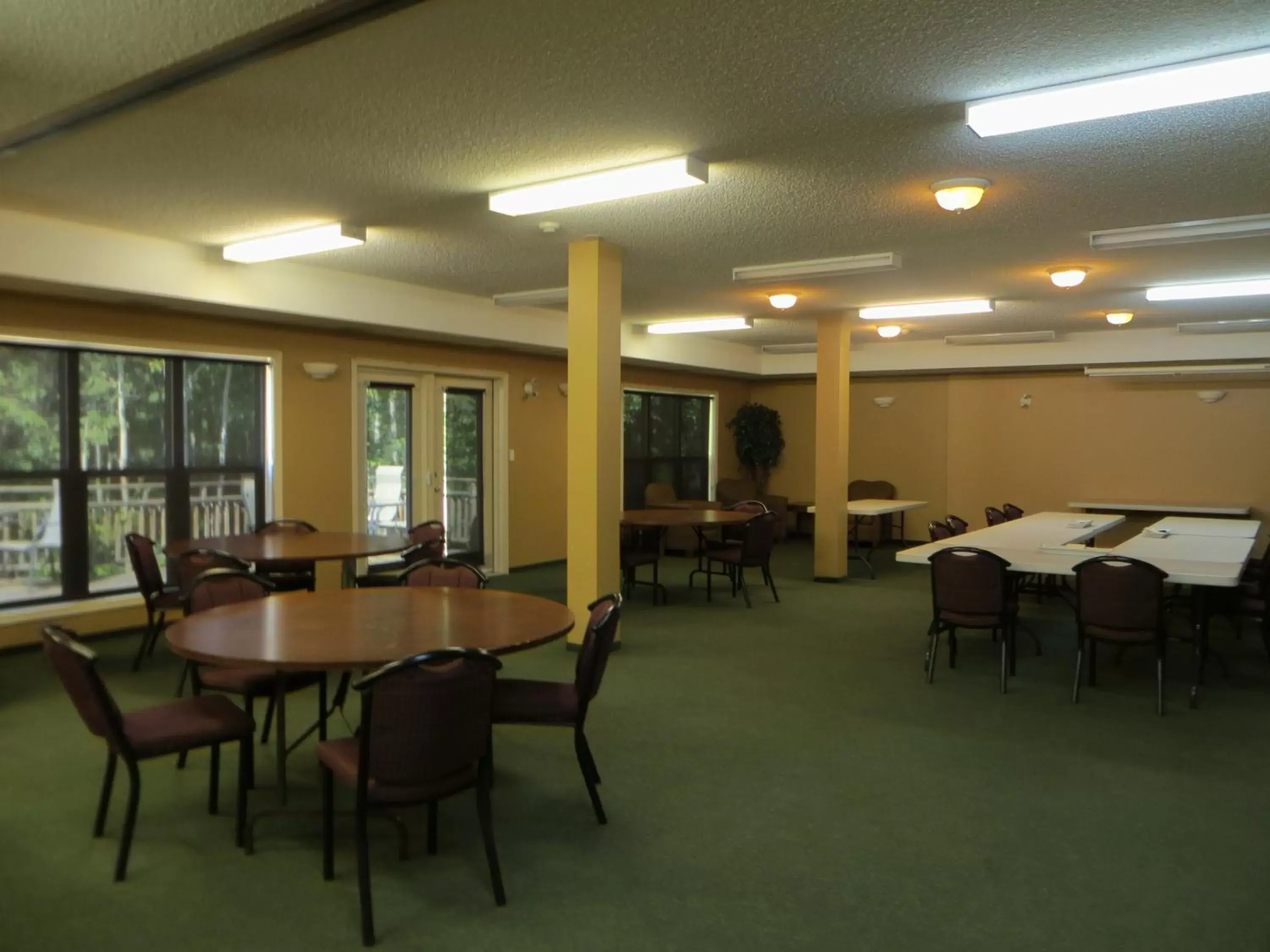 Meeting/conference room, Restaurant/Places to Eat in Village Creek Country Inn