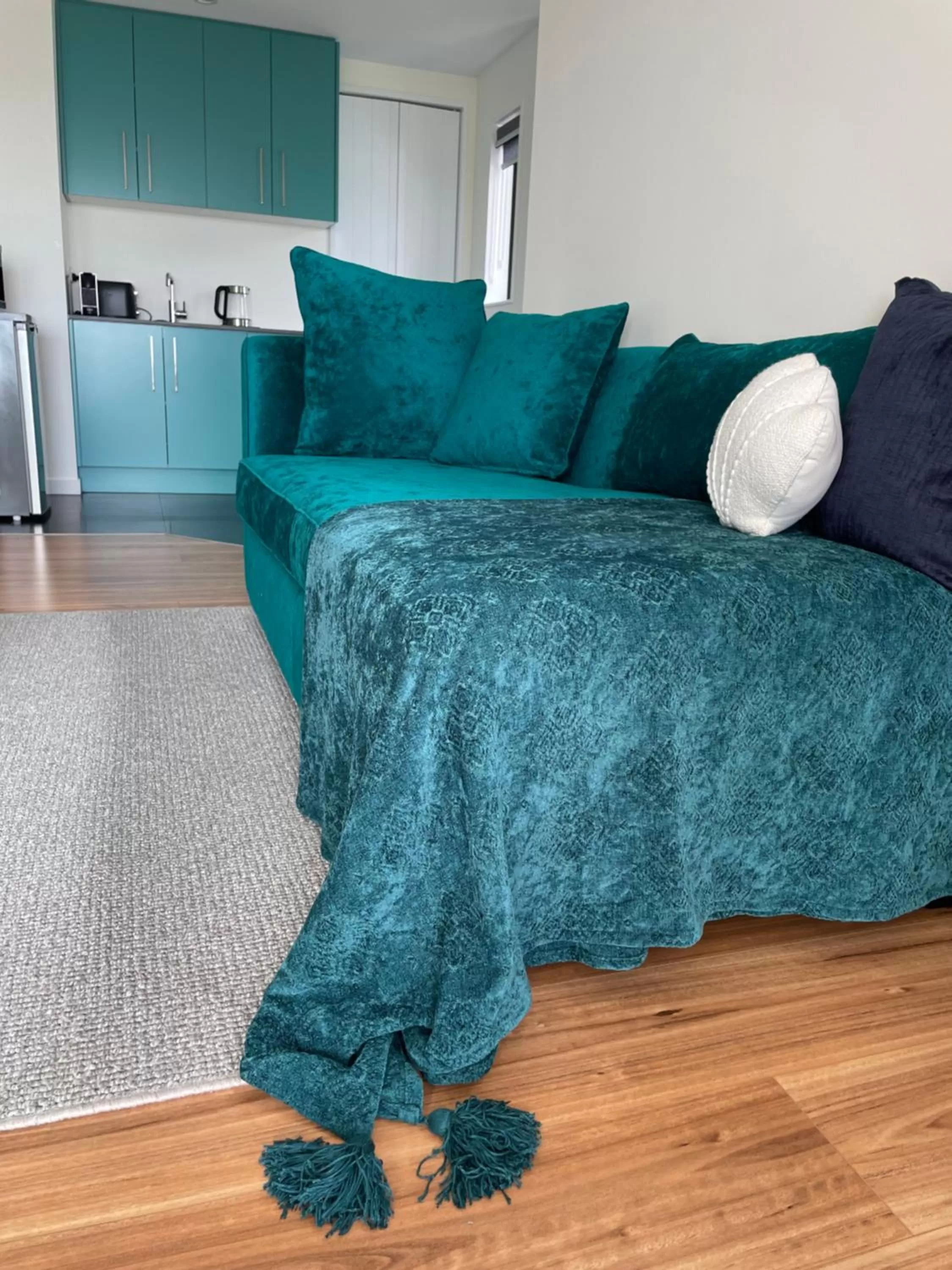 Bed, Seating Area in Ātahu