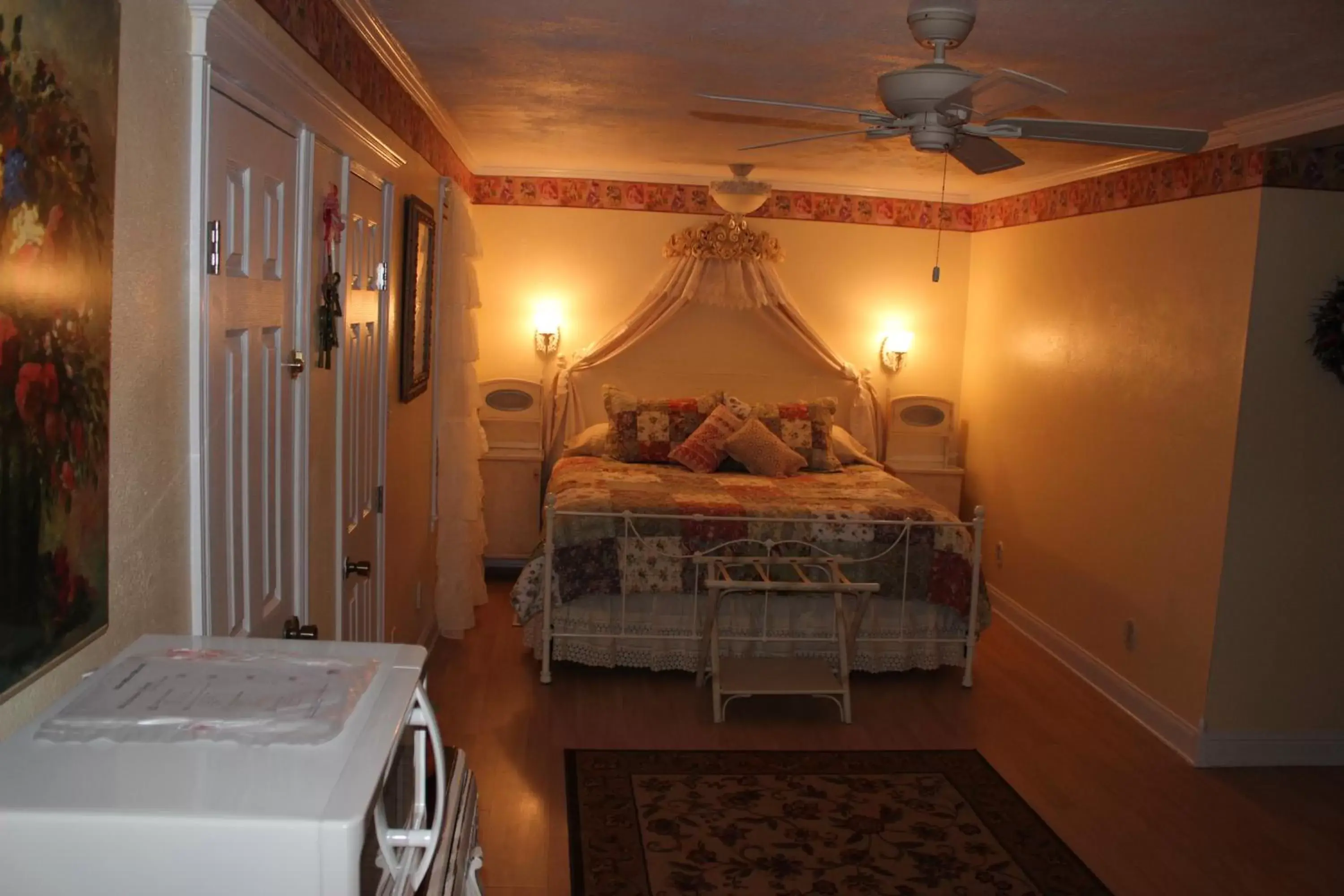 Deluxe King Room in Book Nook Inn Deluxe King Room in Book Nook Inn