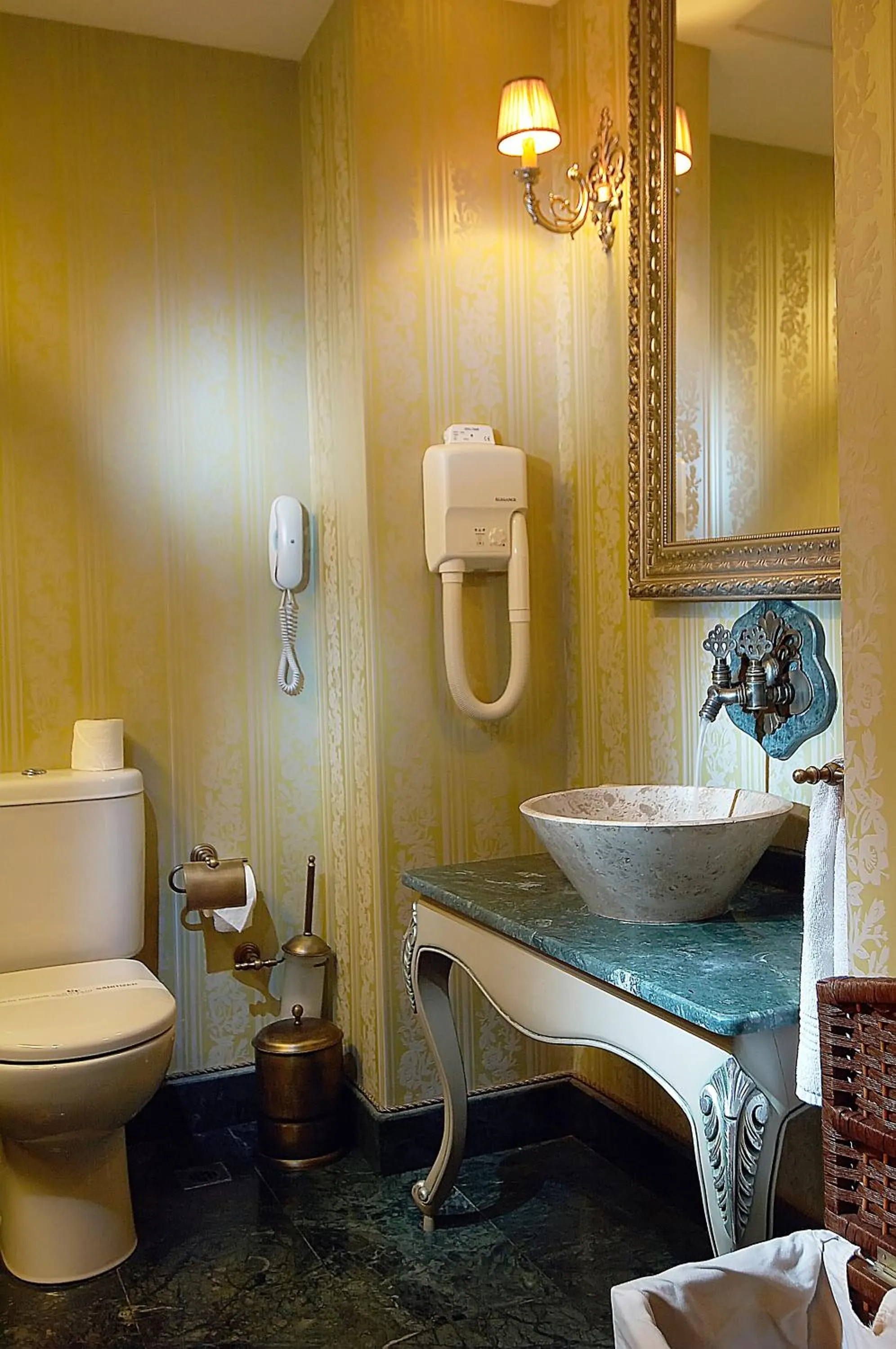 Bathroom in Gonluferah Thermal Hotel