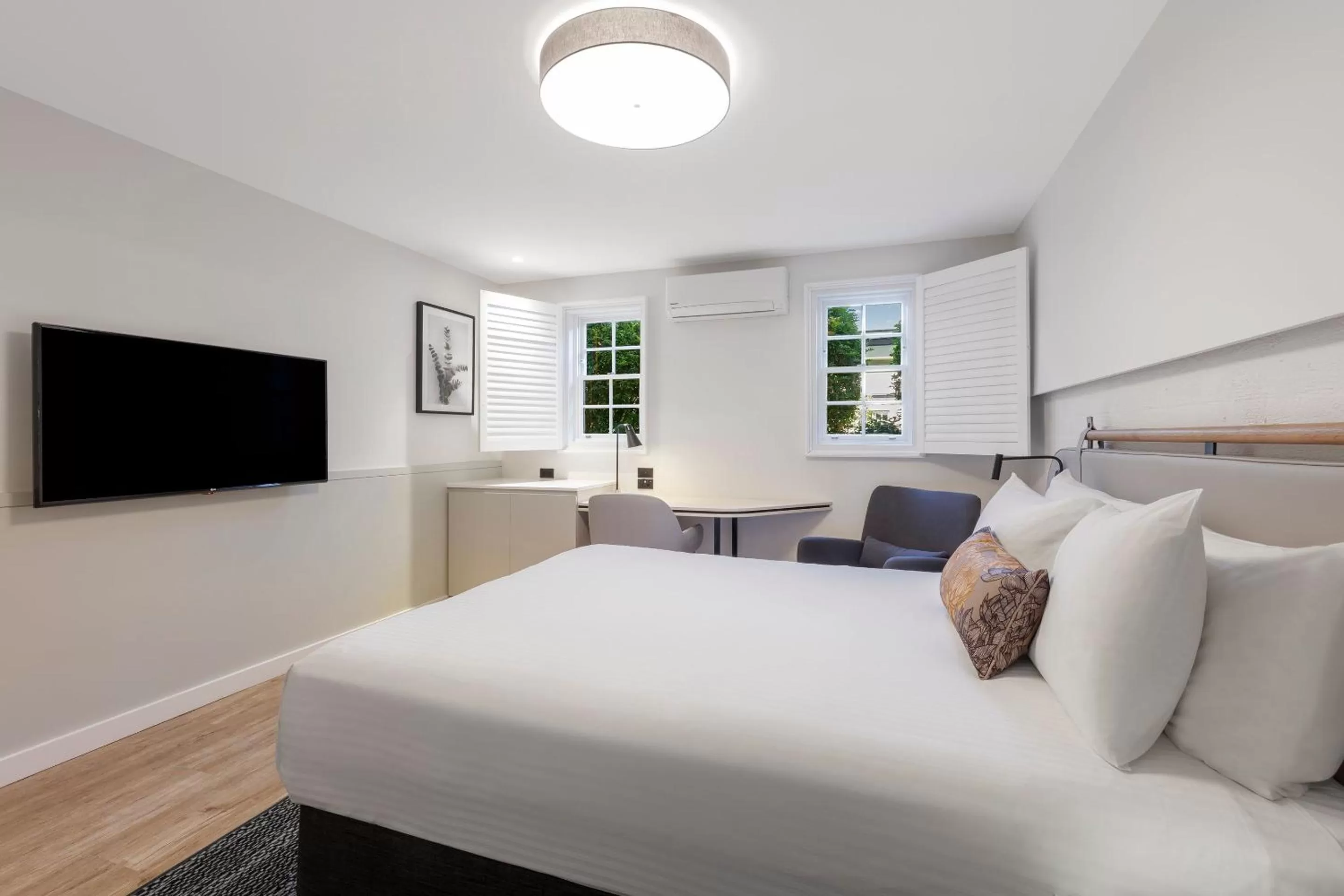 Photo of the whole room, Bed in Crowne Plaza Hawkesbury Valley by IHG