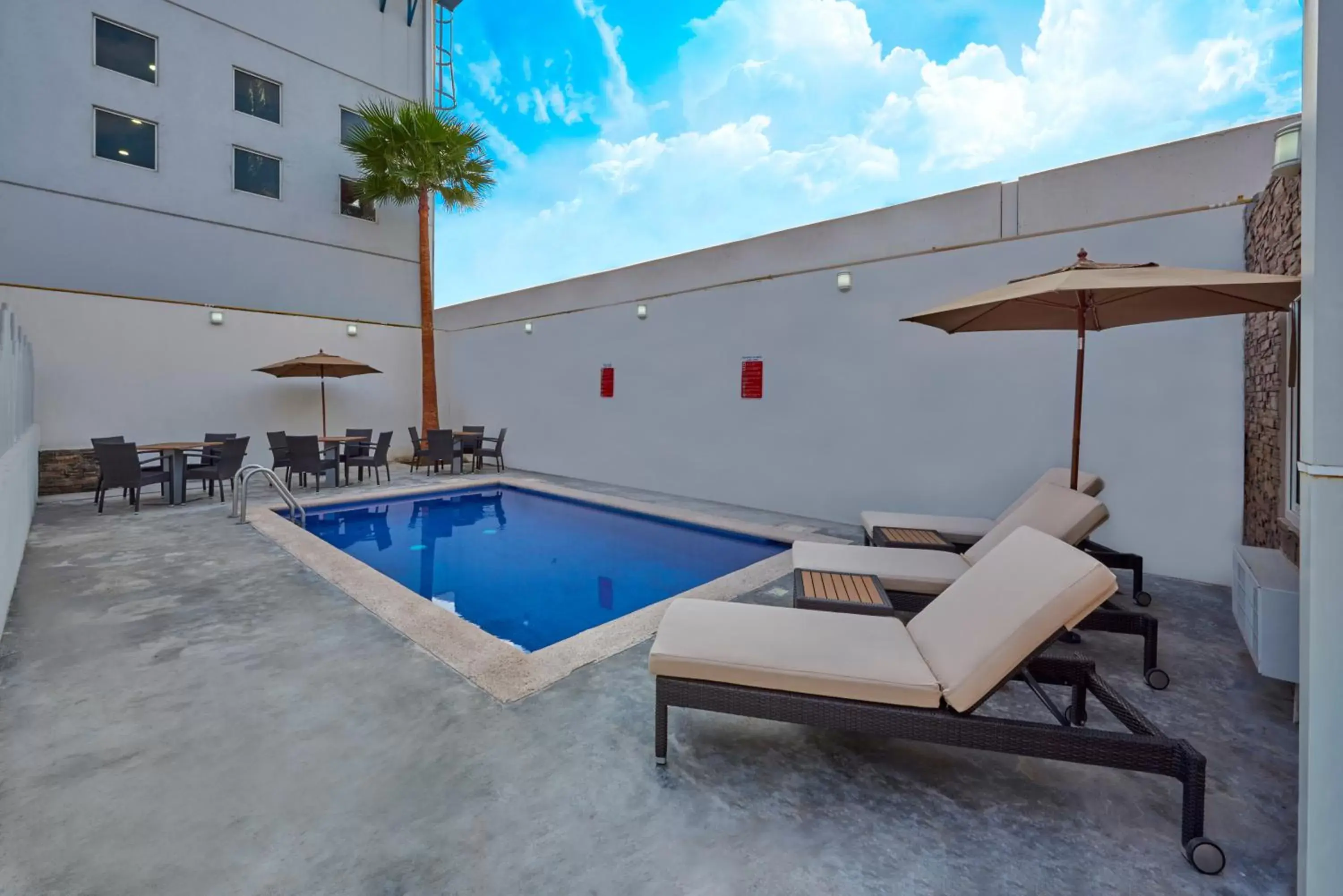 Swimming pool in Extended Suites Monterrey Aeropuerto Swimming pool in Extended Suites Monterrey Aeropuerto