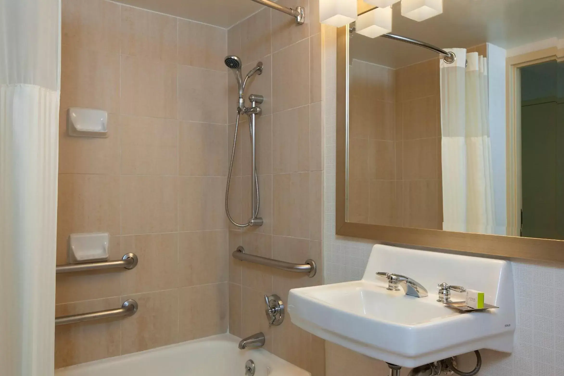 Shower, Bathroom in Hotel Silver Spring