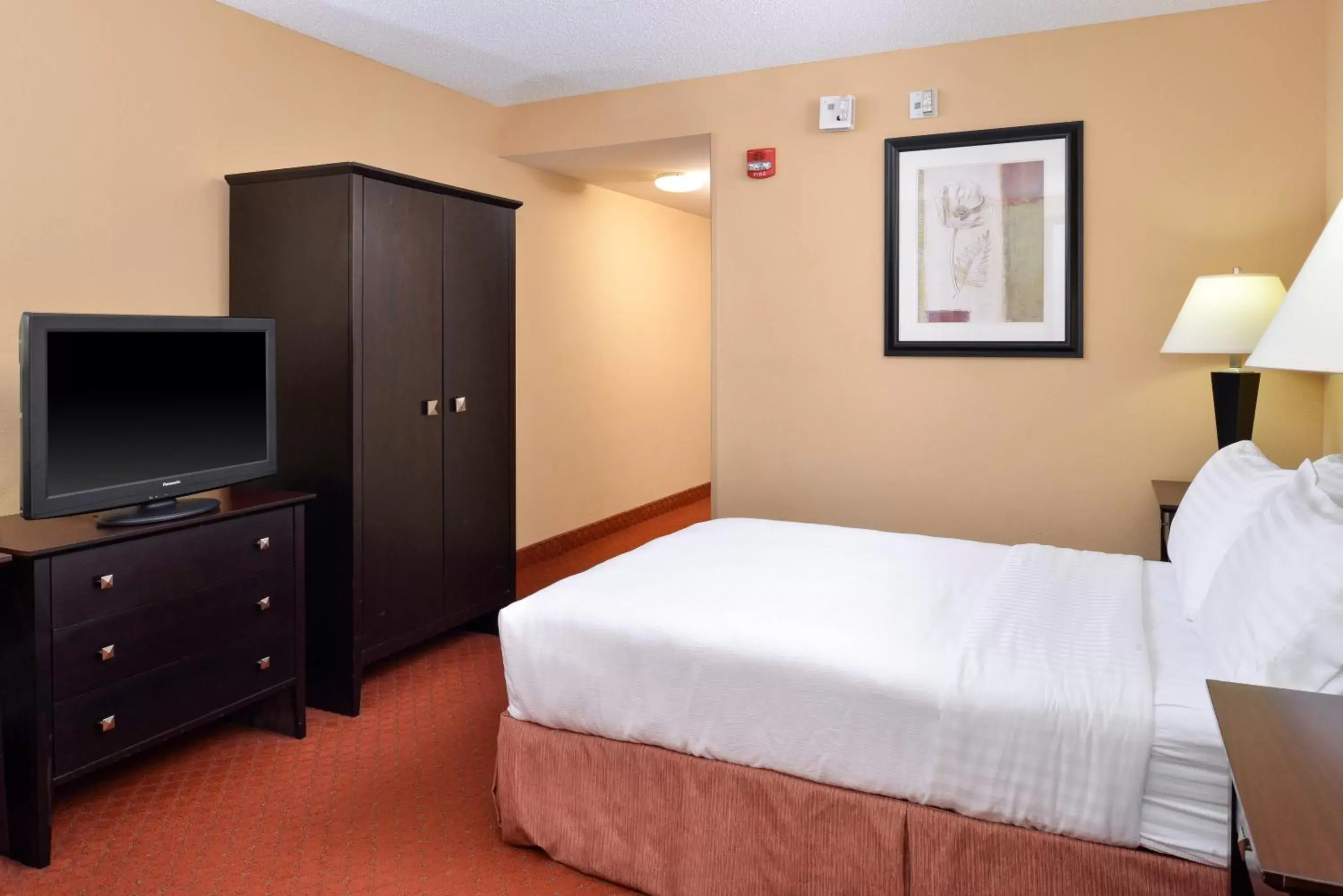 Bed in Holiday Inn Martinsburg, an IHG Hotel