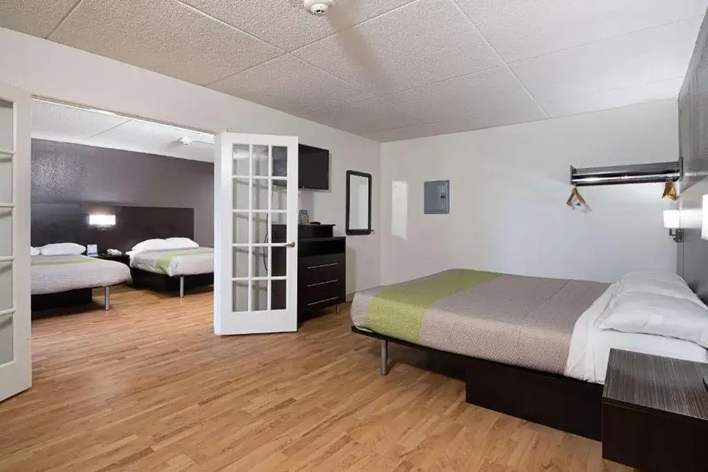 Bed in Motel 6-Columbus, GA - Downtown