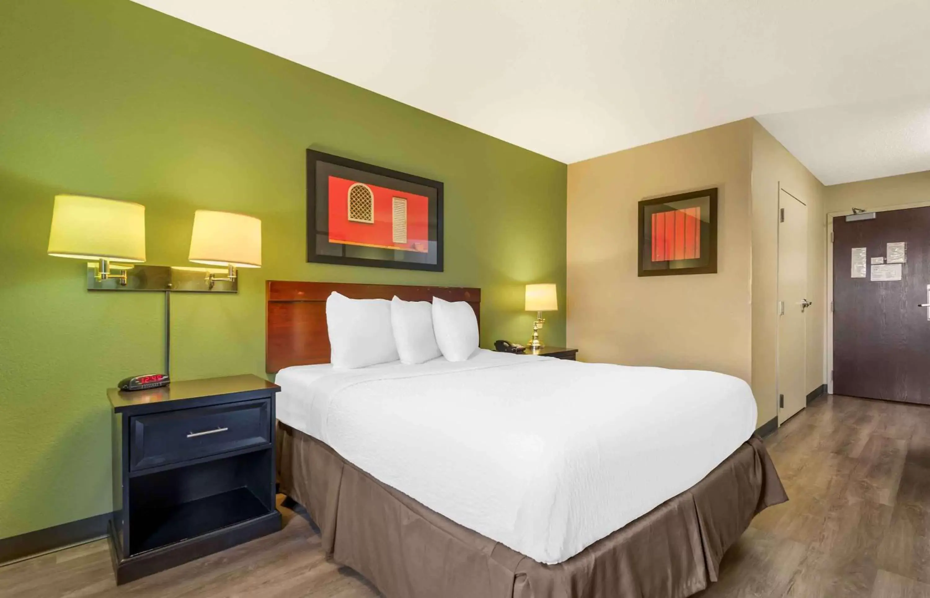 Bedroom, Bed in Extended Stay America Suites - Minneapolis - Woodbury