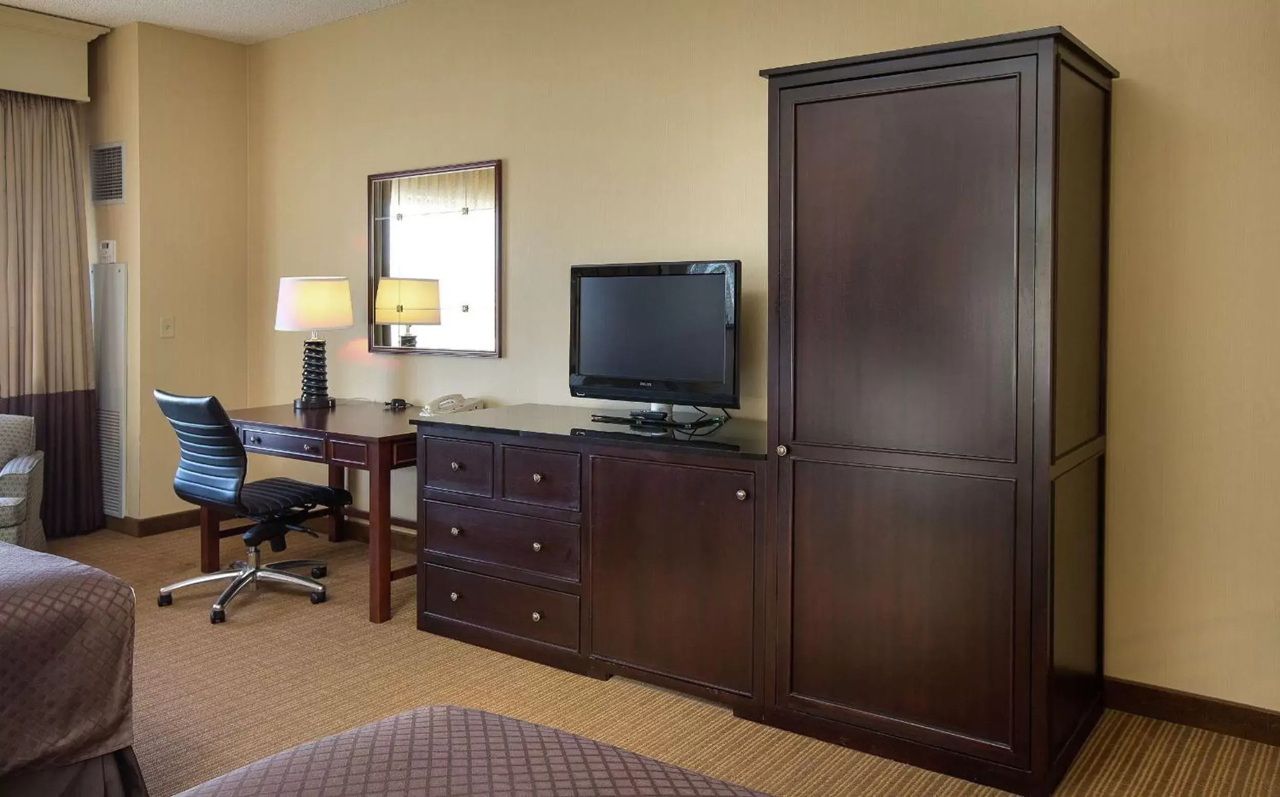 Bedroom, TV/Entertainment Center in DoubleTree by Hilton Chicago O'Hare Airport-Rosemont