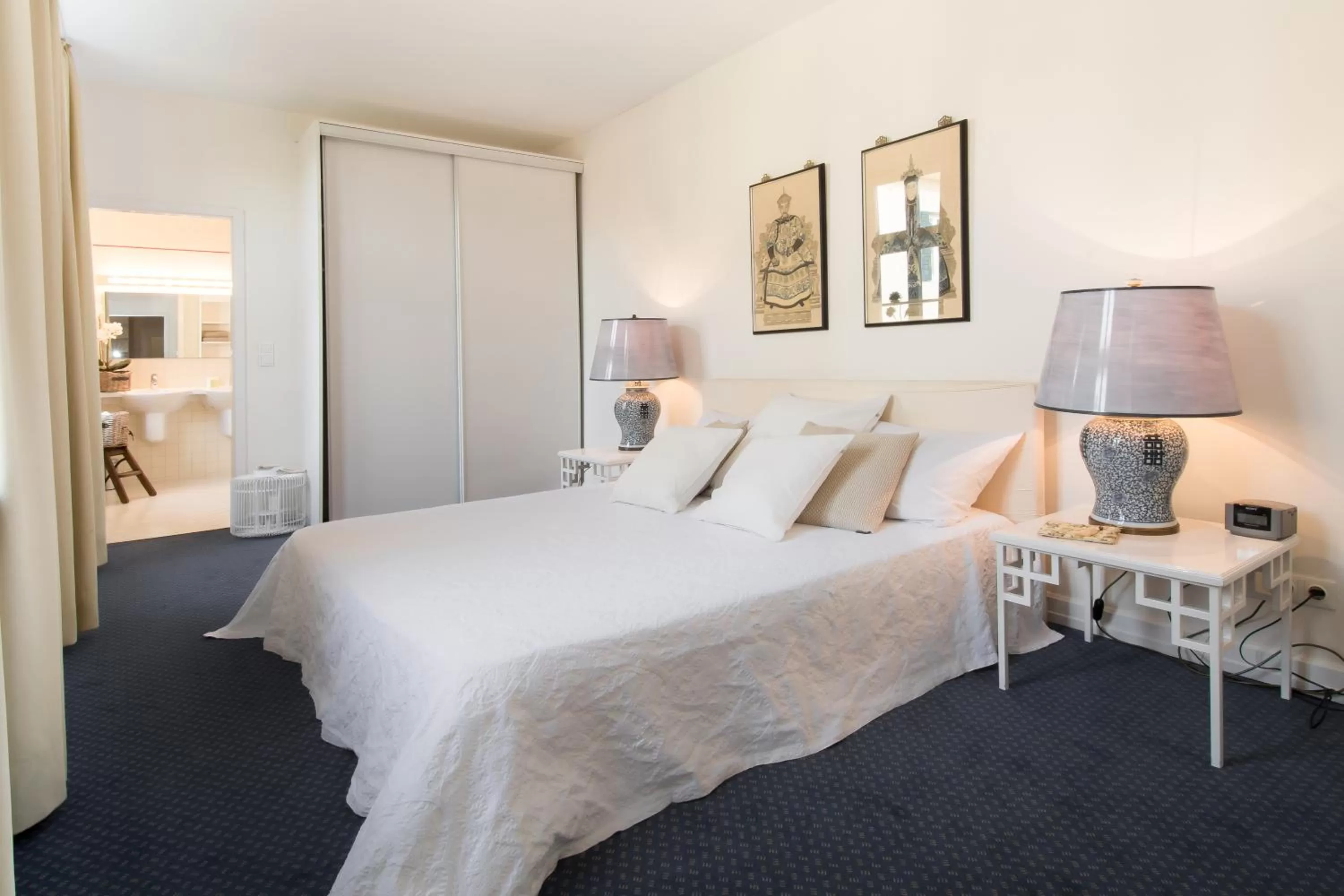 Photo of the whole room, Bed in Carlstadt Suites Düsseldorf