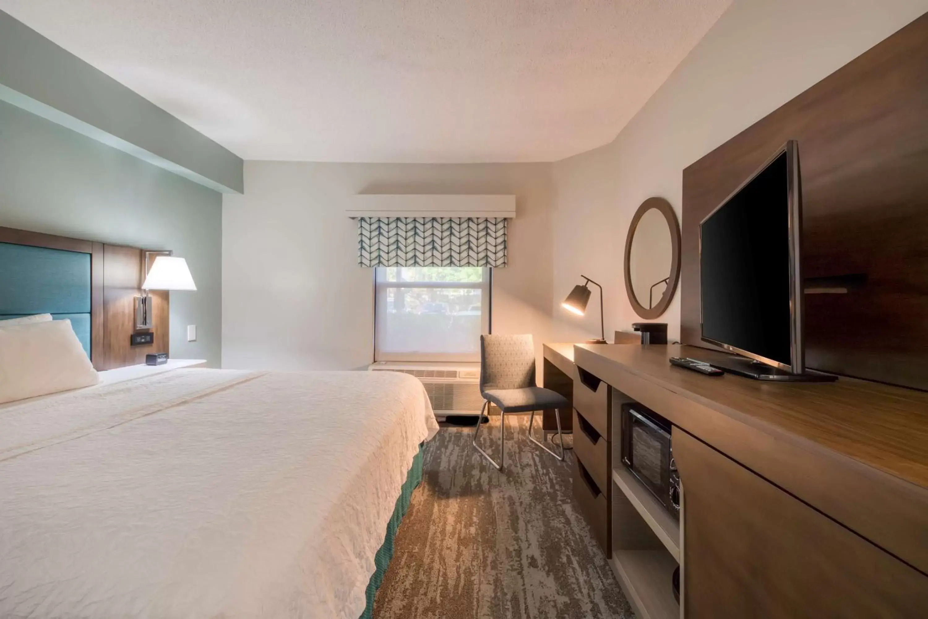 Bedroom, TV/Entertainment Center in Hampton Inn & Suites Wilmington/Wrightsville Beach
