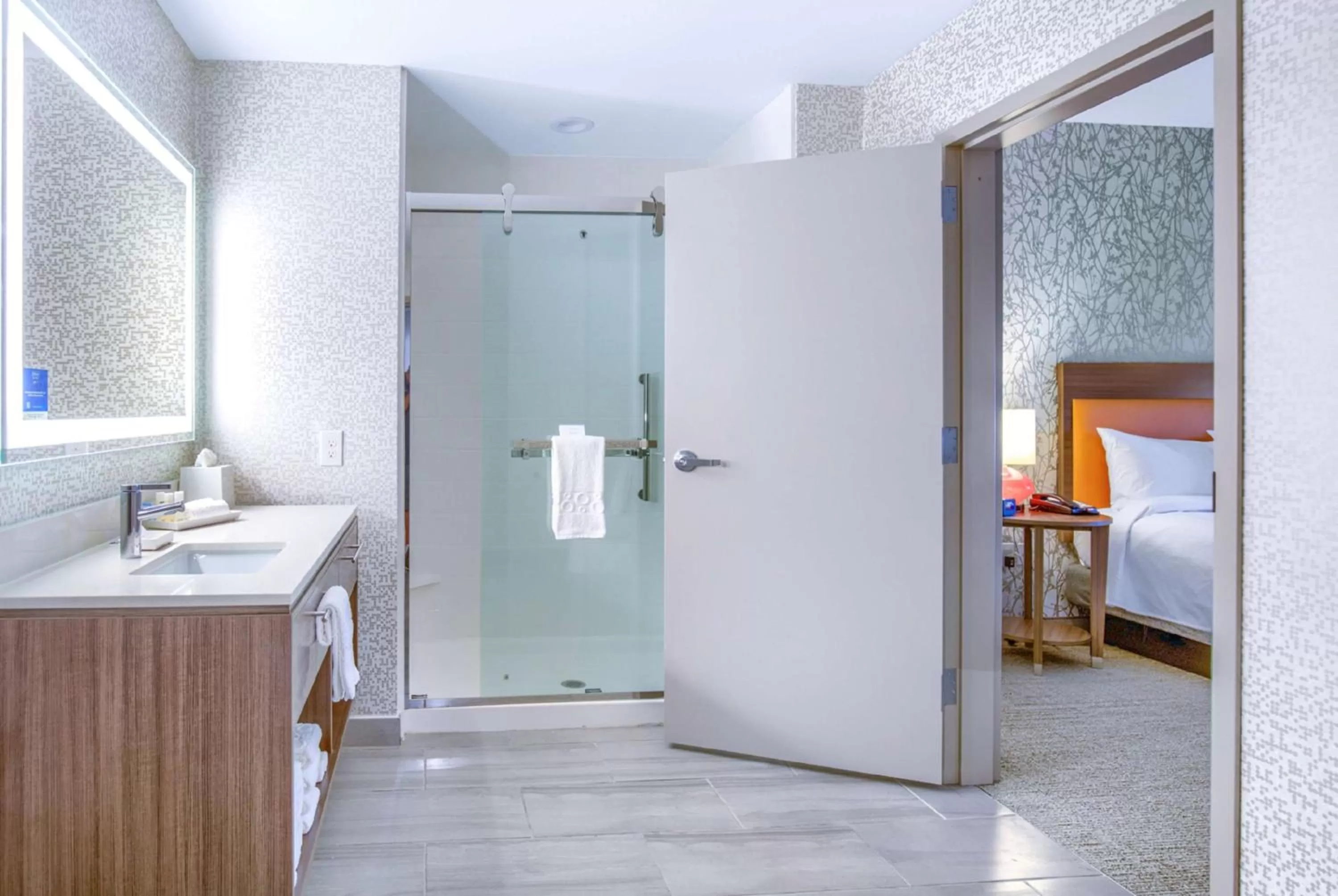 Bathroom, Bed in Home2 Suites By Hilton Daphne Spanish Fort