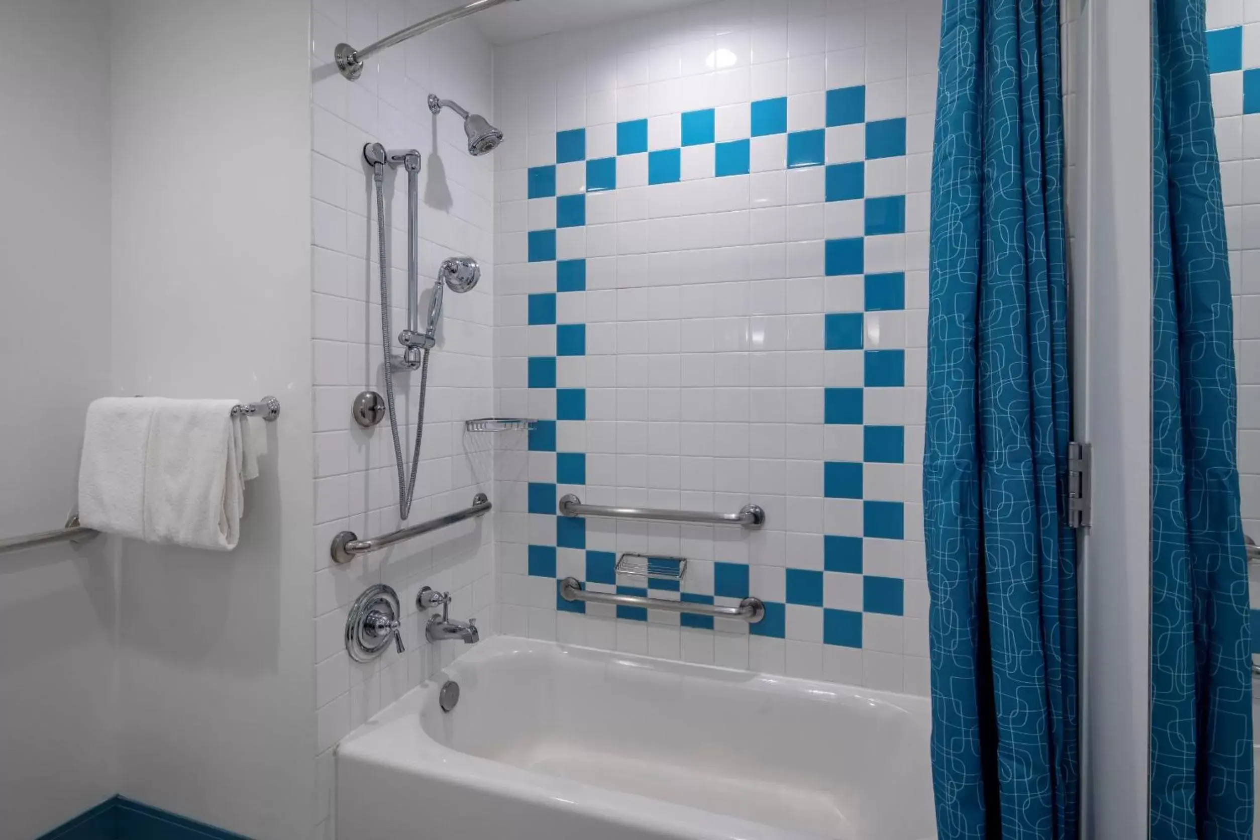 Family Suite Mobility Accessible with ADA tub - Interior Entry (Includes Early Park Admission) in Universal's Cabana Bay Beach Resort