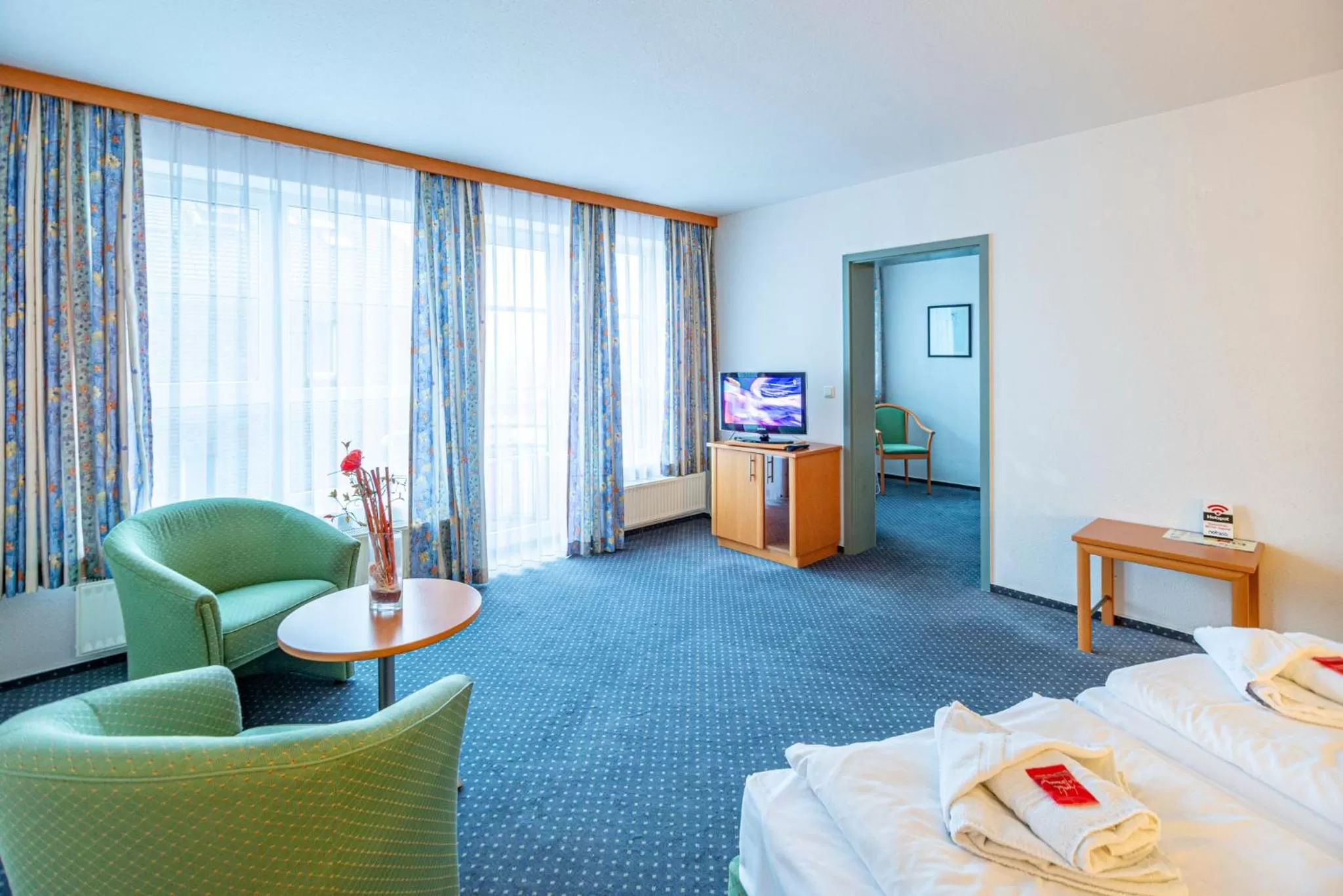 Living room, Bed in Hotel Rostock West im "Kritzmow Park"