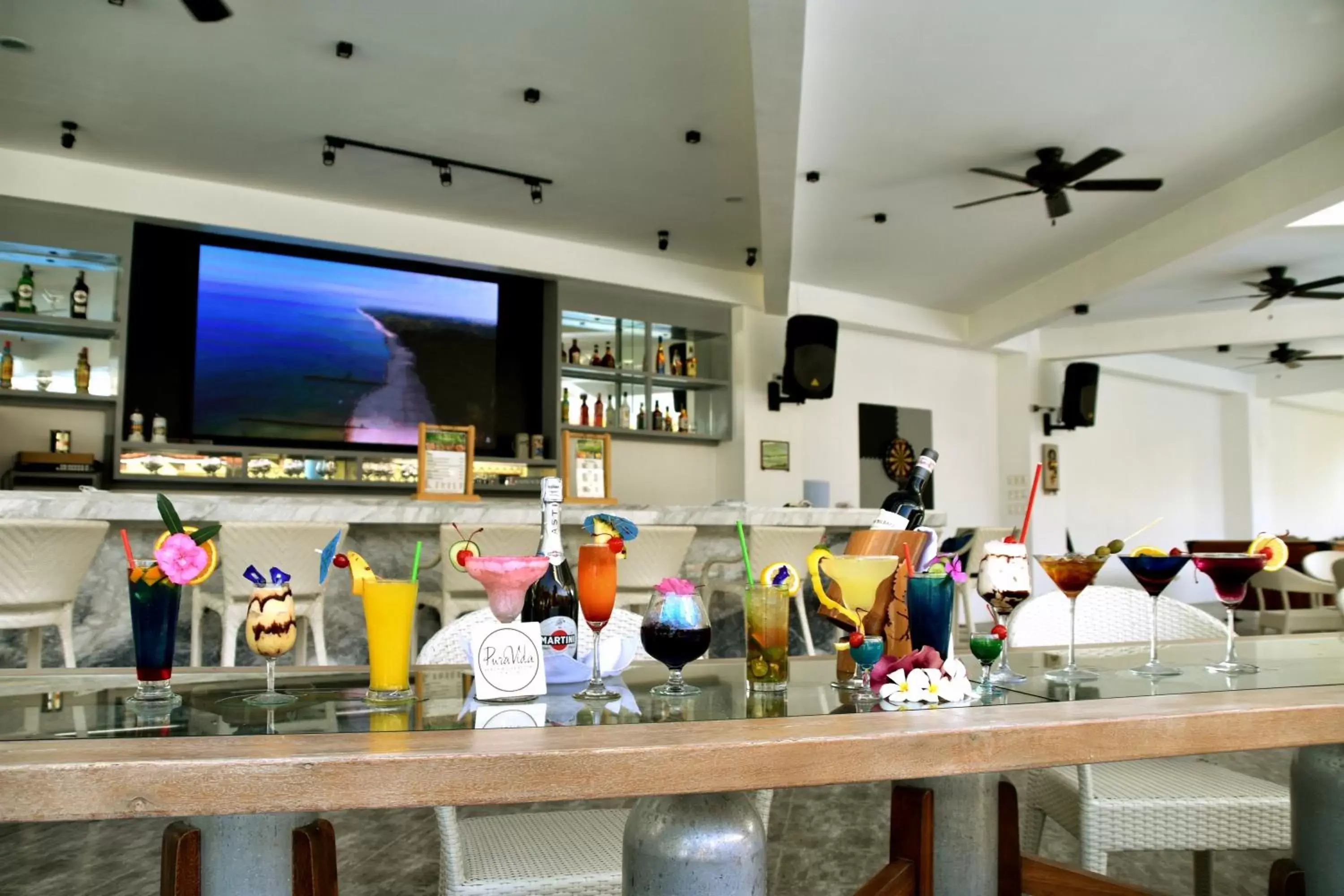 Lounge or bar in Pura Vida Beach & Dive Resort