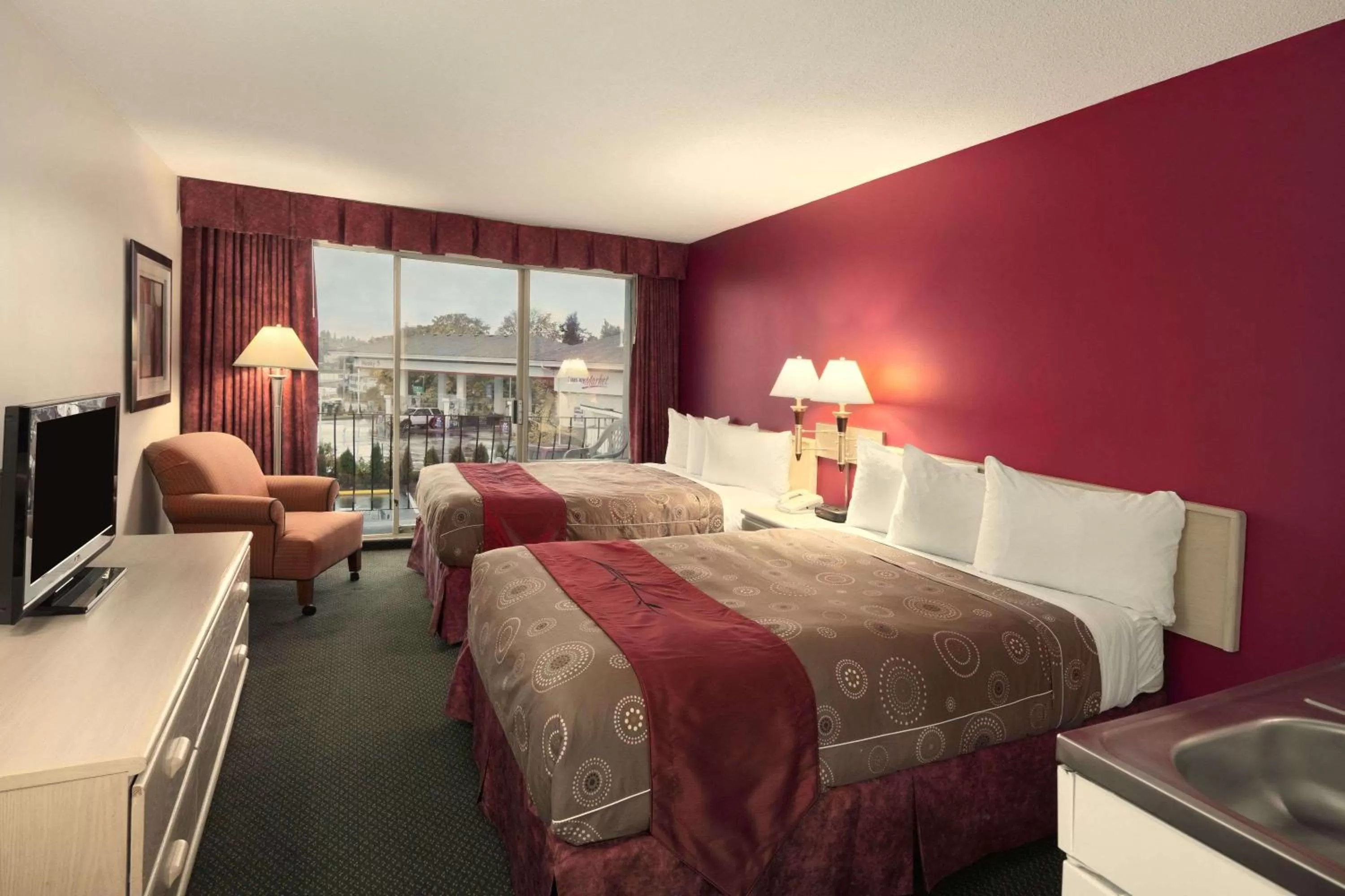 Photo of the whole room, Bed in Travelodge by Wyndham Nanaimo