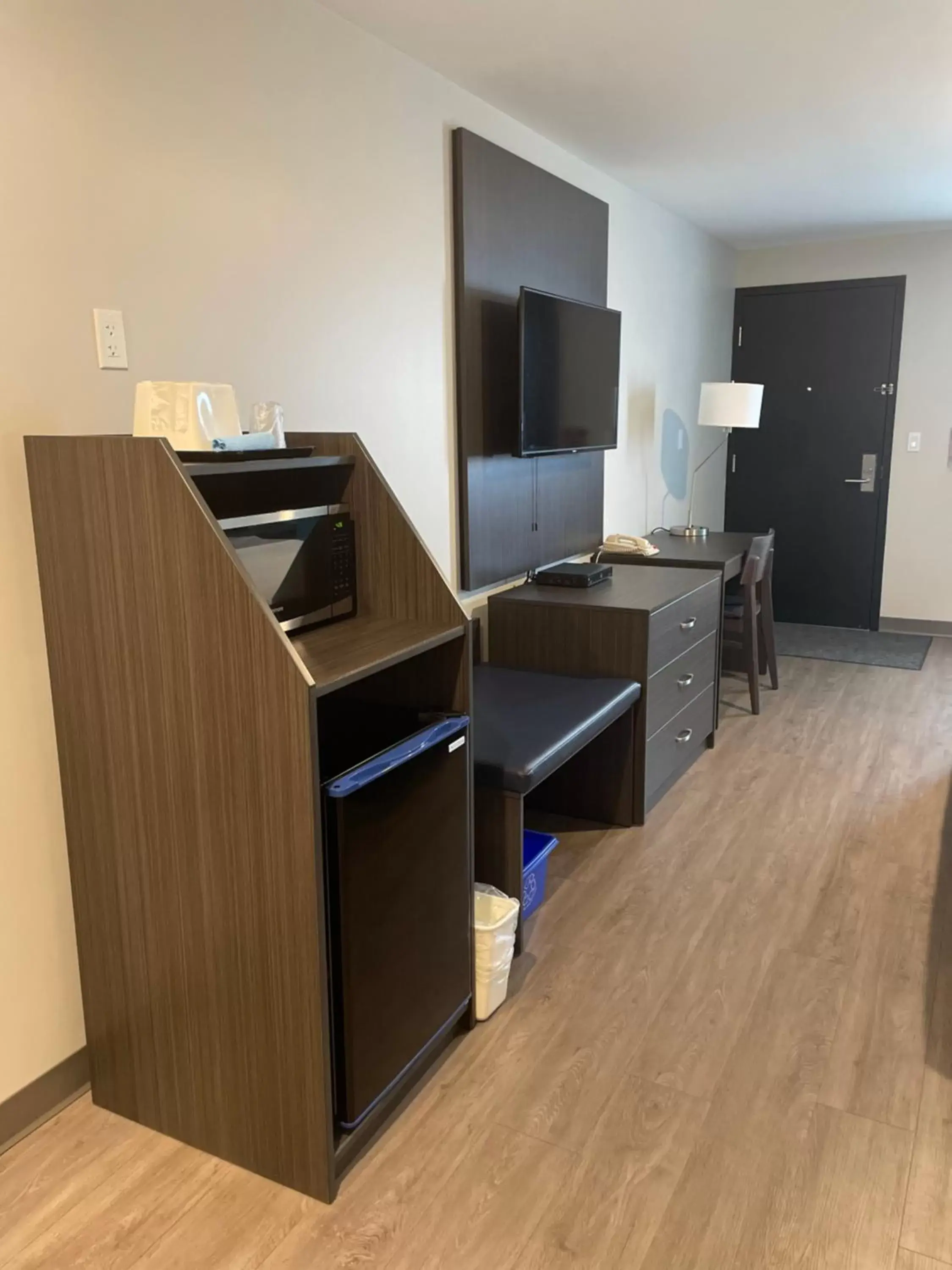 hair dresser, TV/Entertainment Center in Howard Johnson by Wyndham Thunder Bay