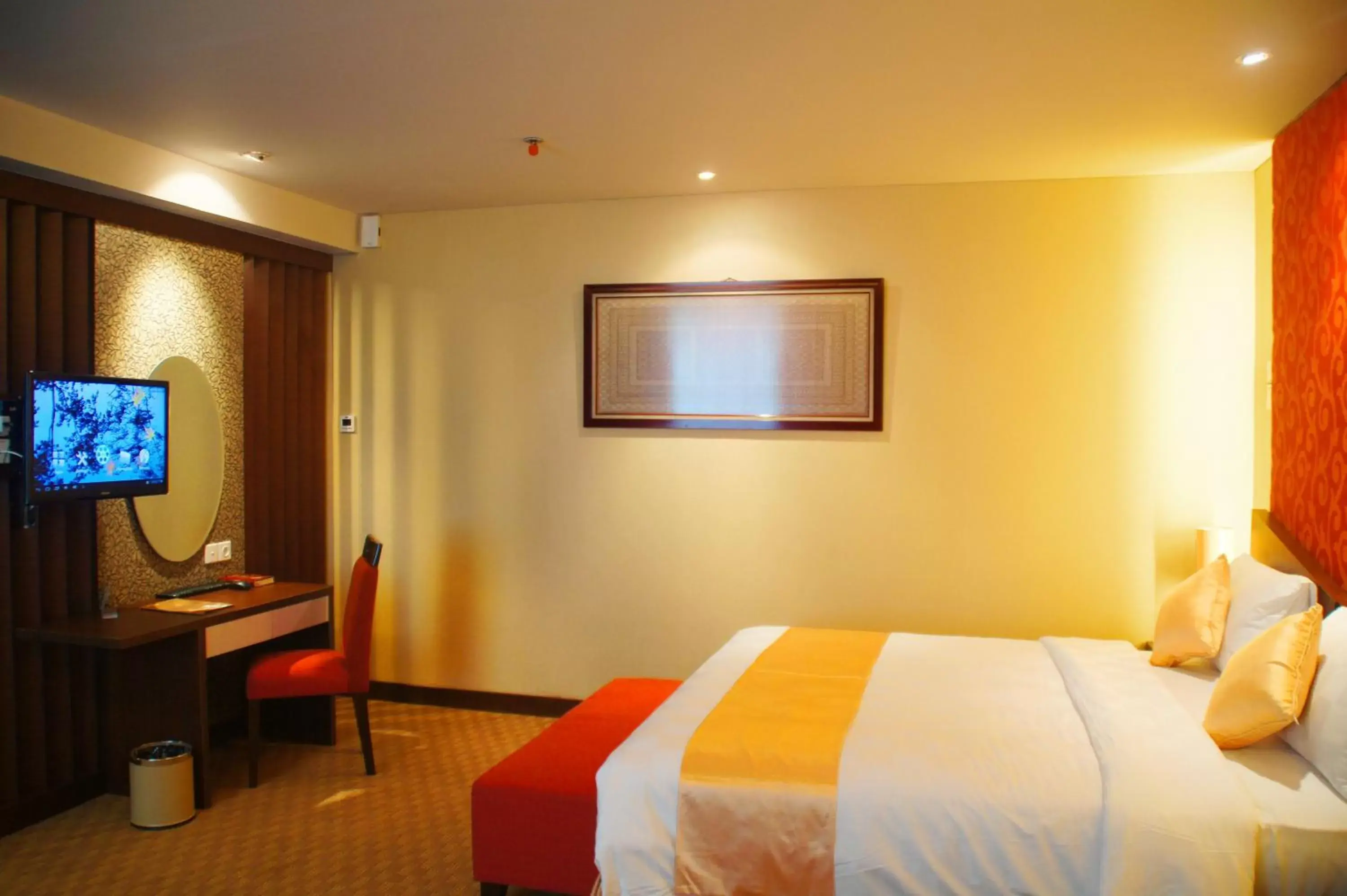 Photo of the whole room, Bed in Balairung Hotel Jakarta