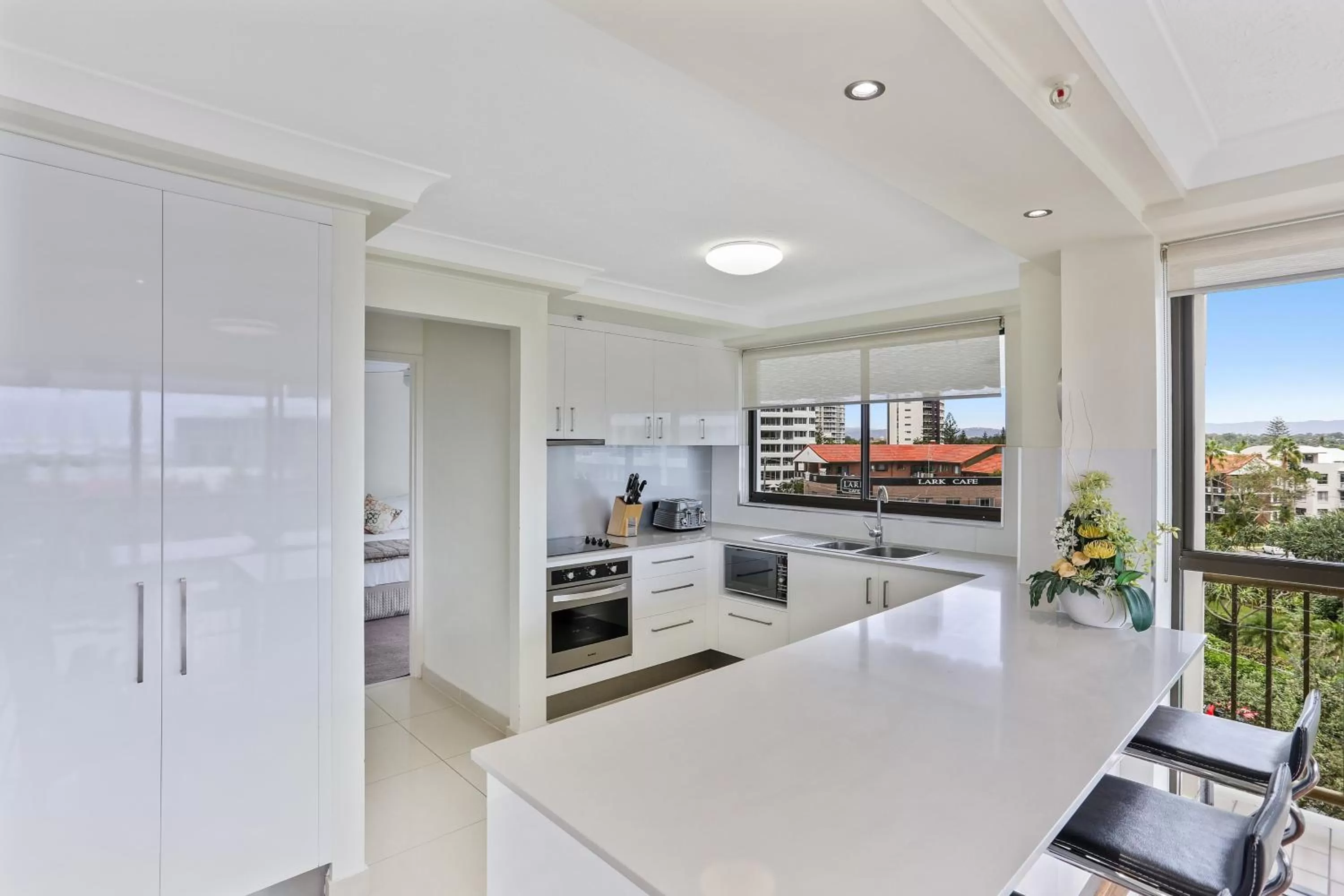 Kitchen or kitchenette in De Ville Apartments