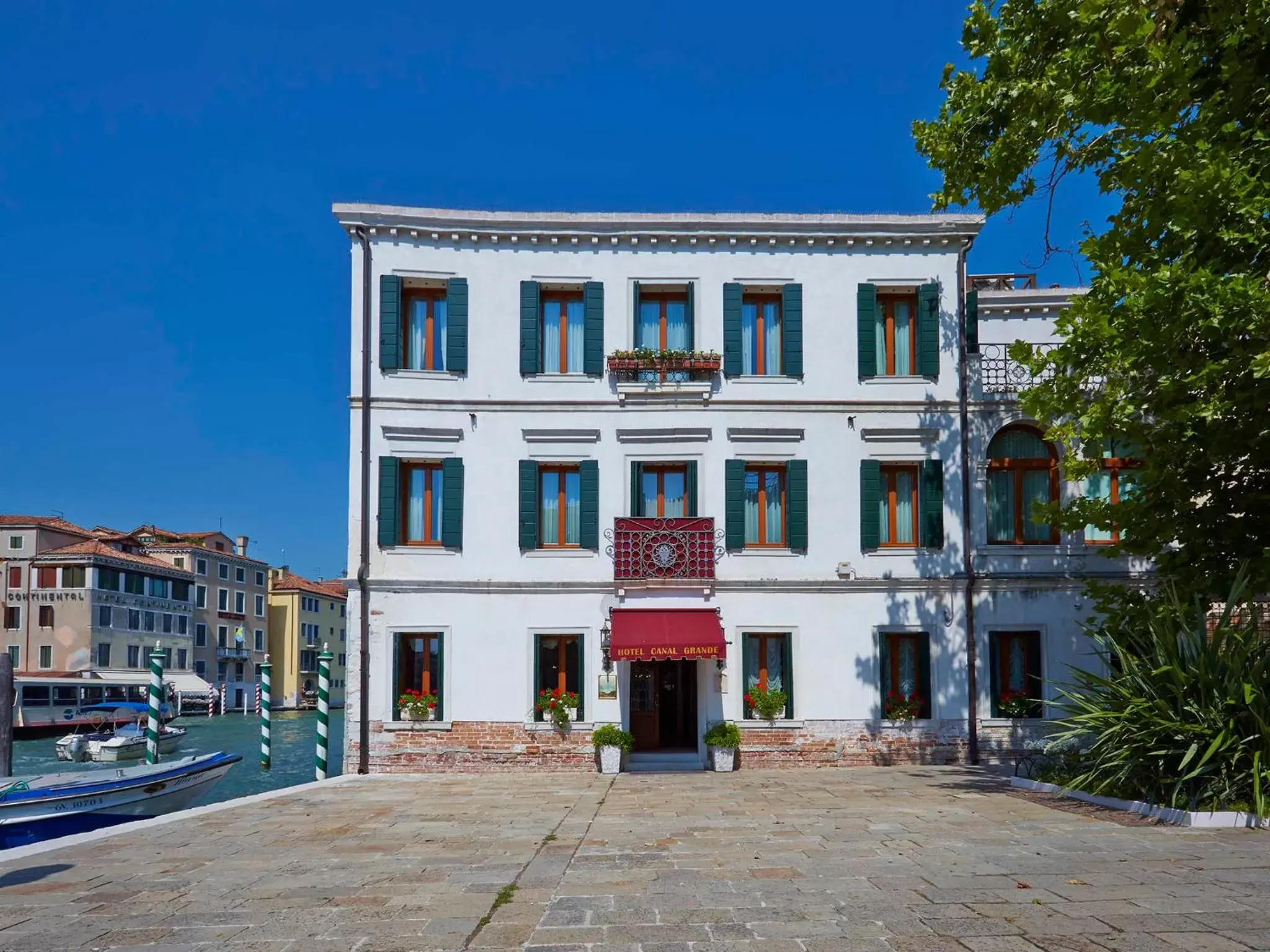 Facade/entrance, Property Building in Canal Grande