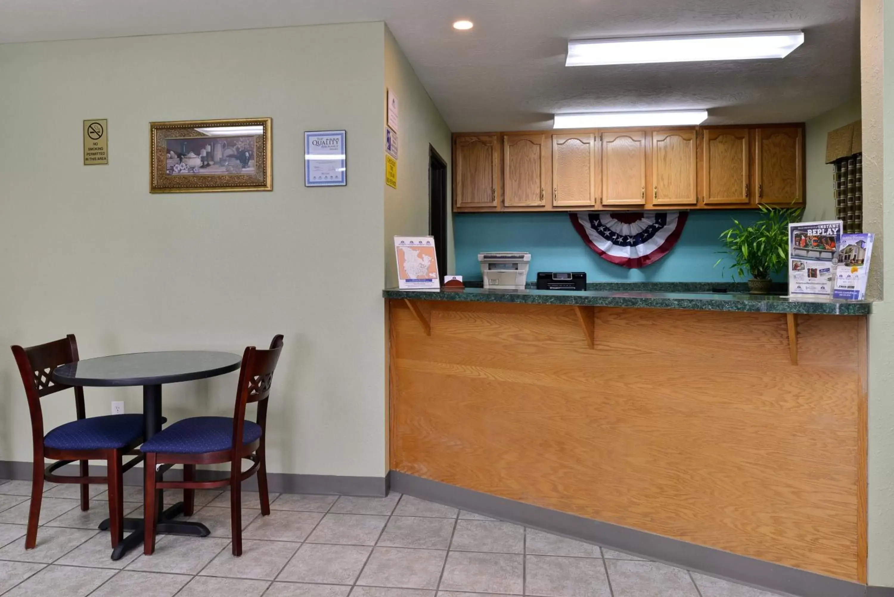 Lobby or reception, Kitchen/Kitchenette in Americas Best Value Inn - Seymour