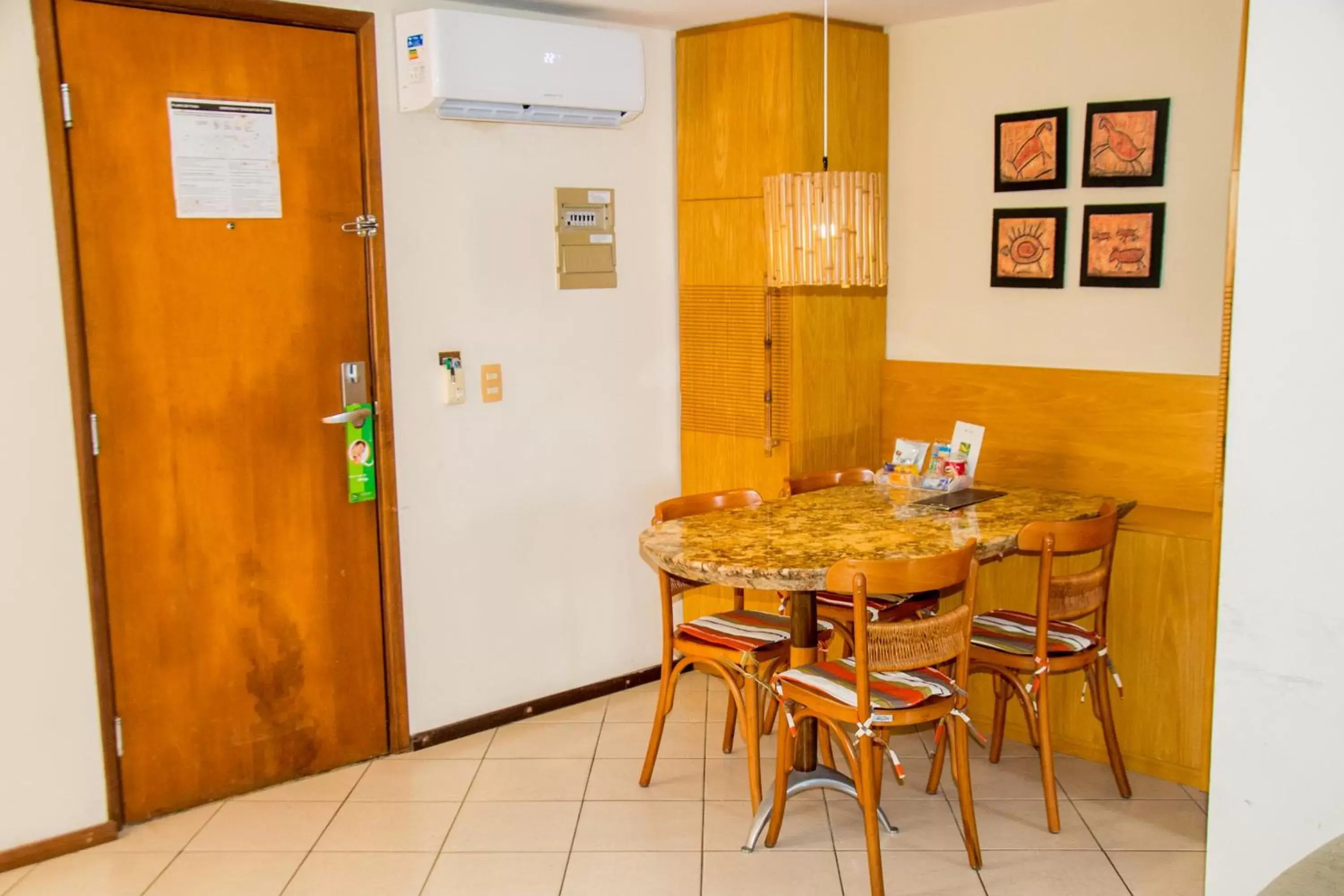Kitchen or kitchenette, Dining Area in Quality Suites Natal