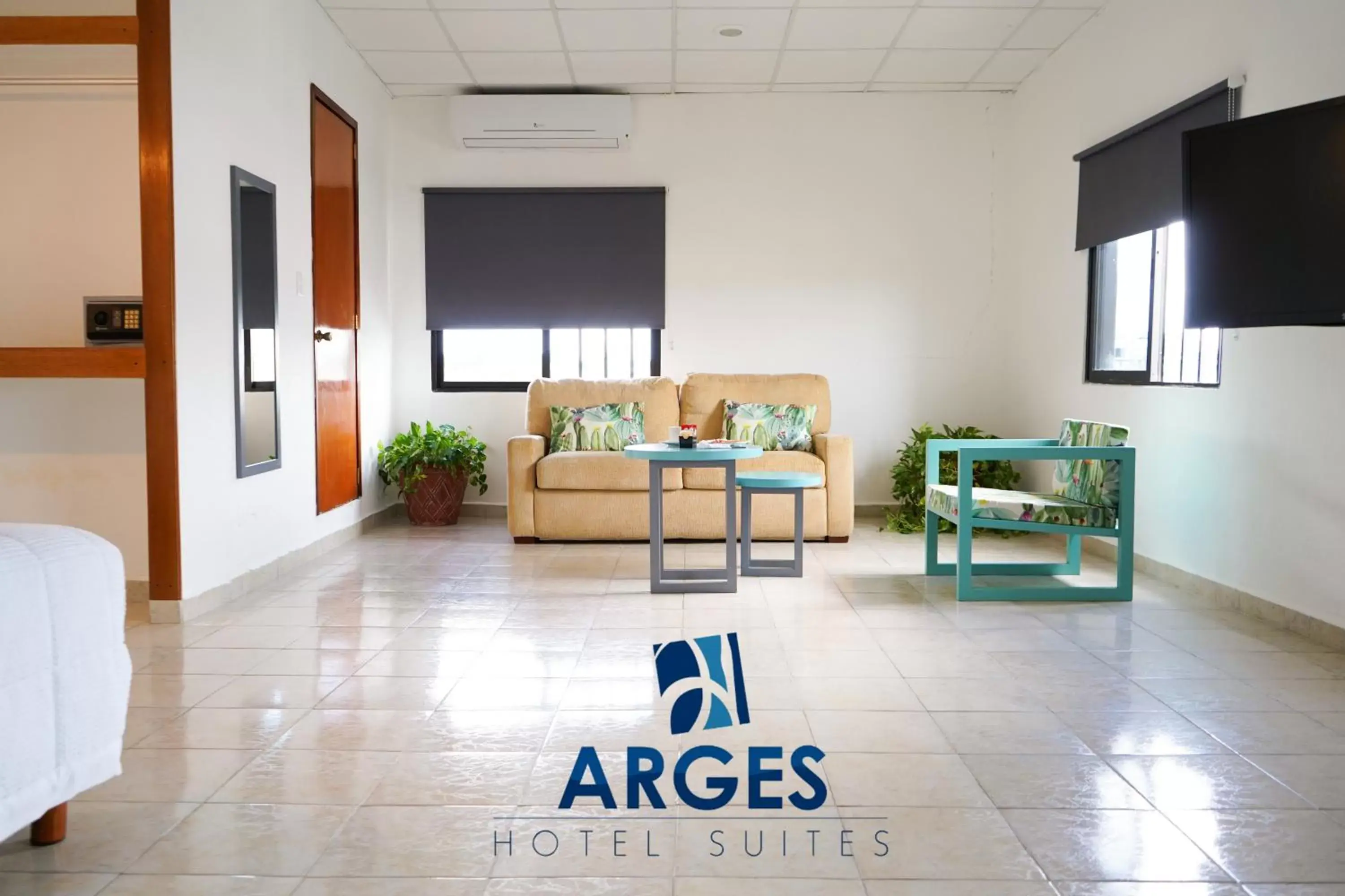Staff, TV/Entertainment Center in Hotel & Suites Arges - Centro Chetumal