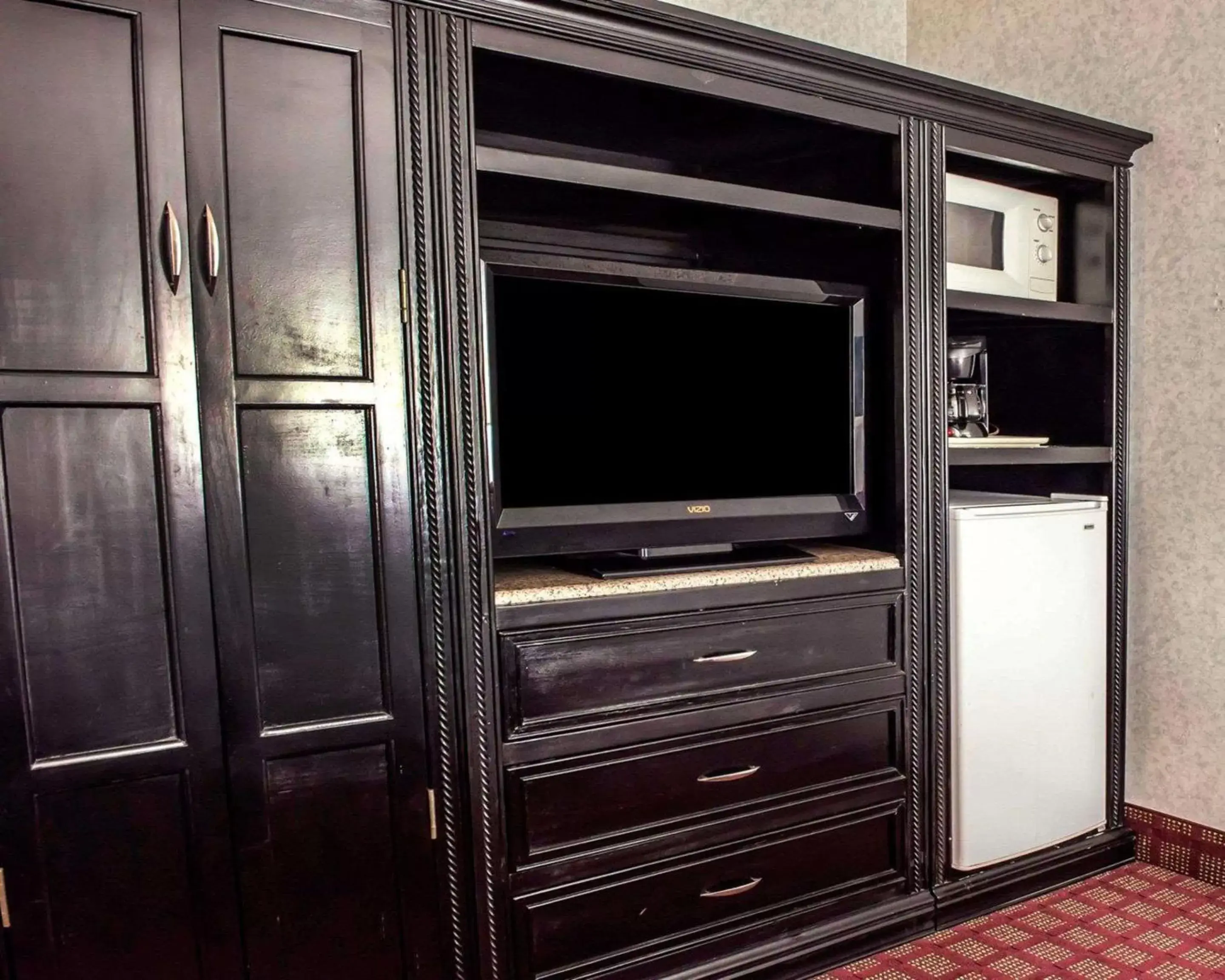 Photo of the whole room, TV/Entertainment Center in Quality Inn & Suites North Gibsonia