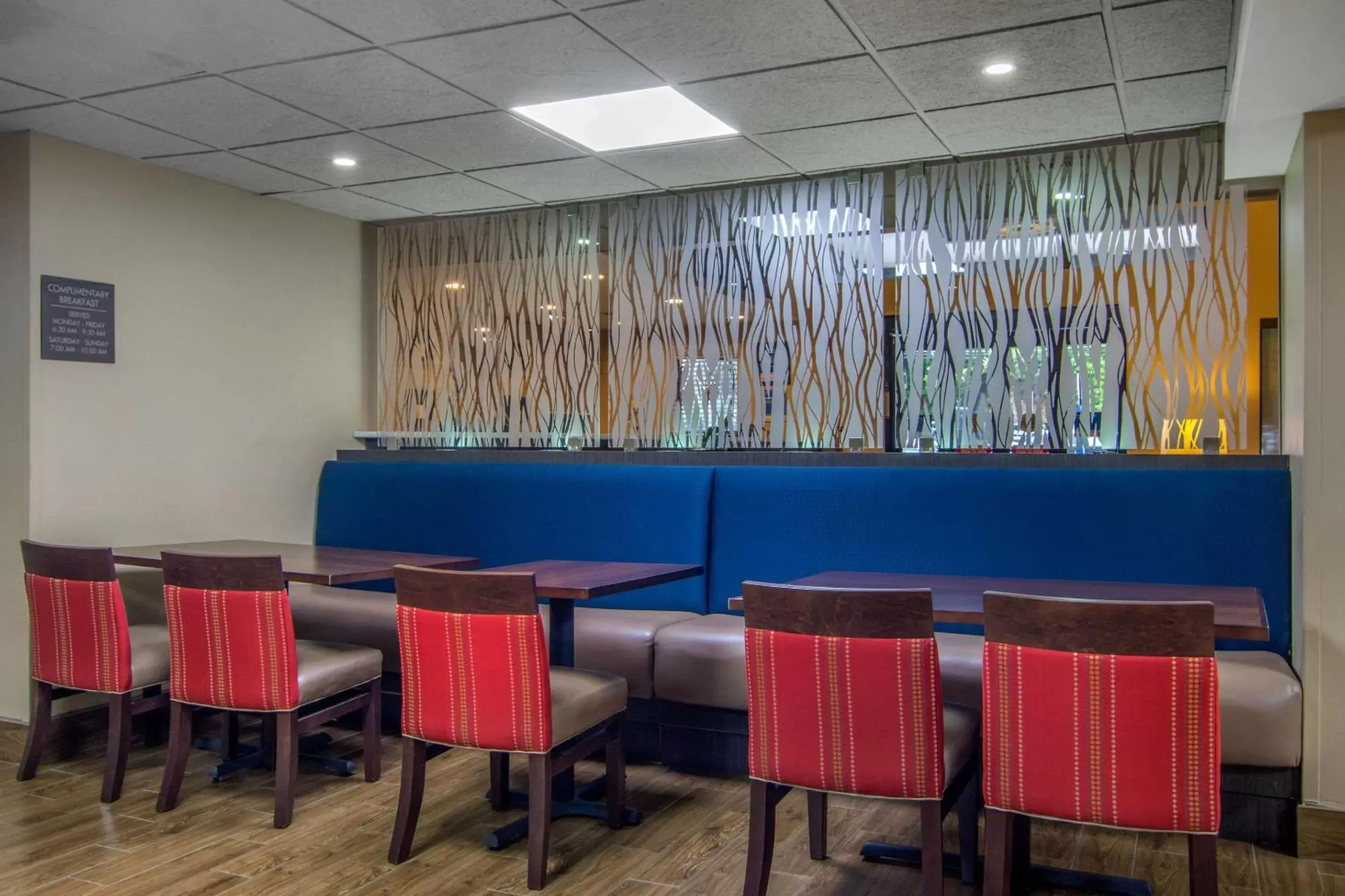 Restaurant/places to eat, Lounge/Bar in Comfort Inn Sandy Springs – Perimeter