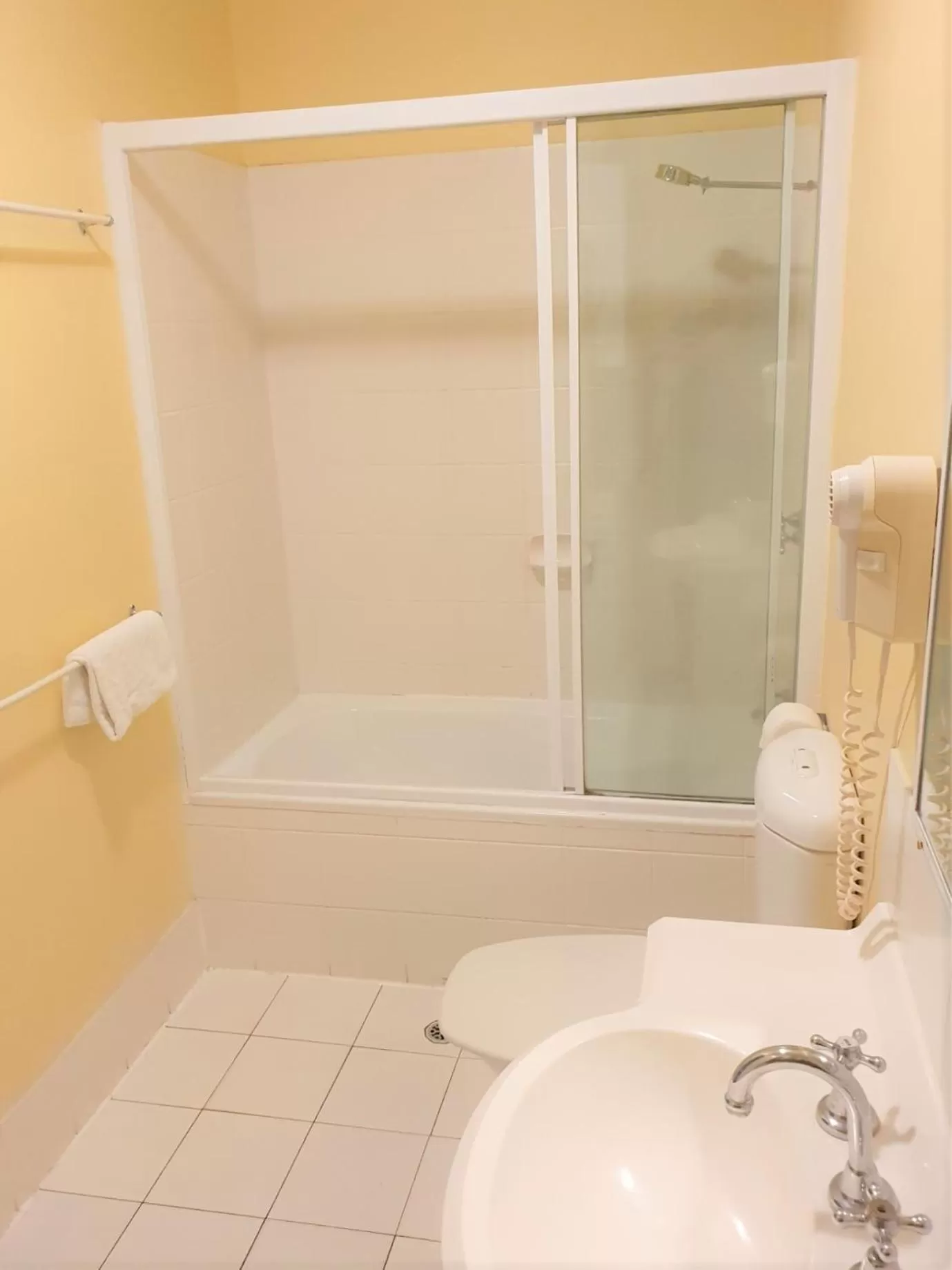 Bathroom in Mango Tree Holiday Apartments