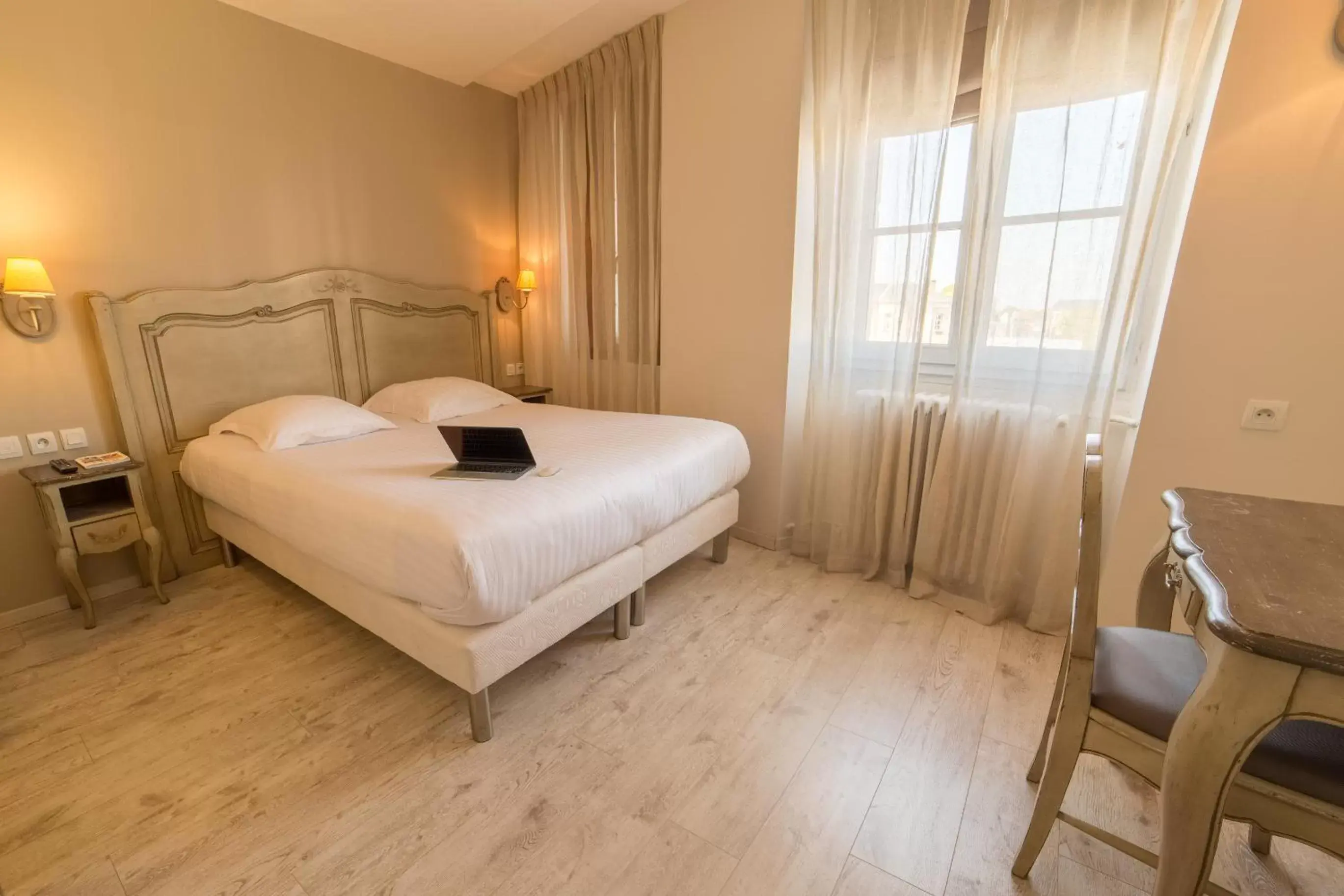 Photo of the whole room in The Originals Boutique, Hôtel Les Poèmes de Chartres (Inter-Hotel)