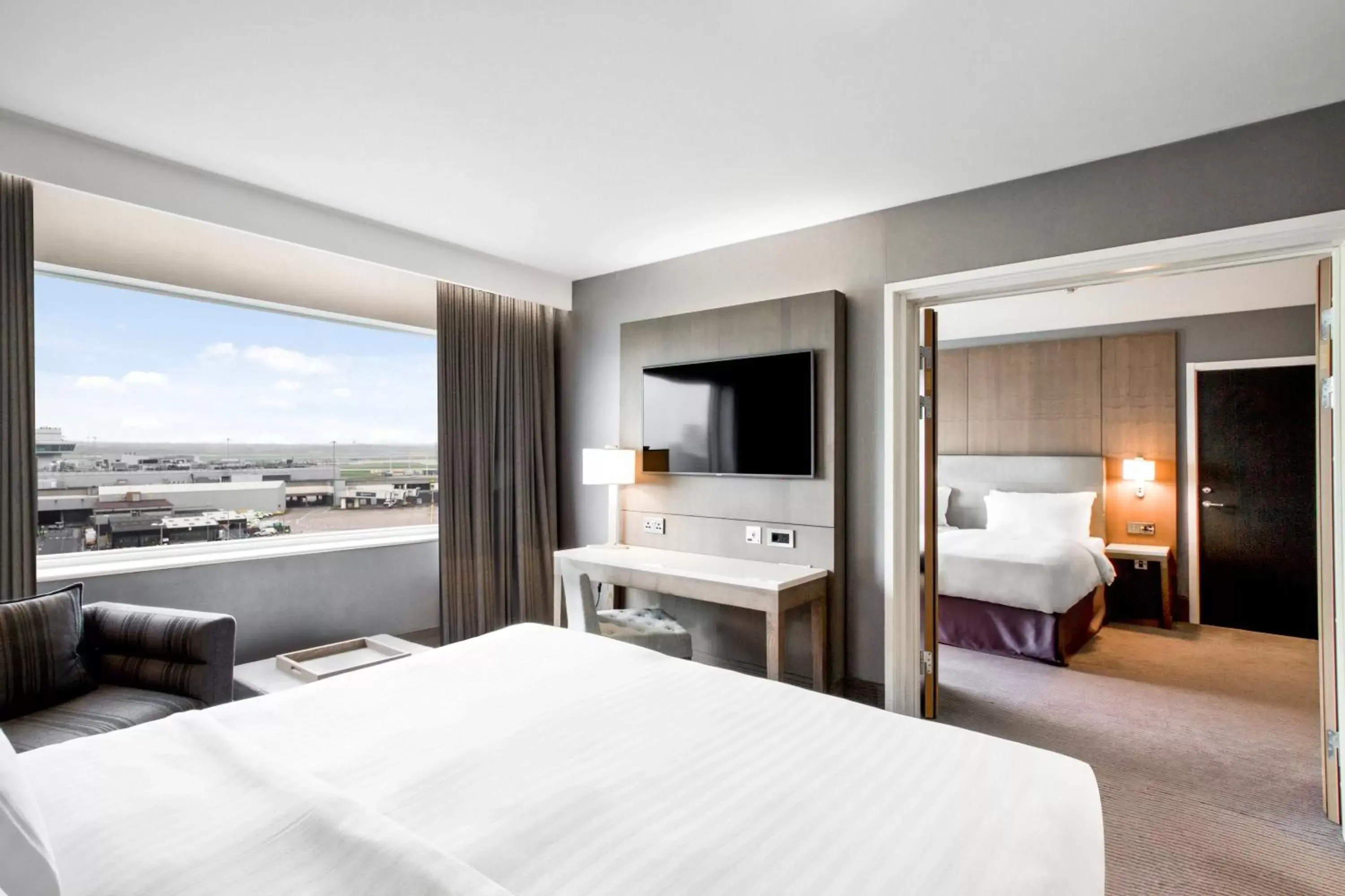 View (from property/room), Bed in Radisson Blu Manchester Airport