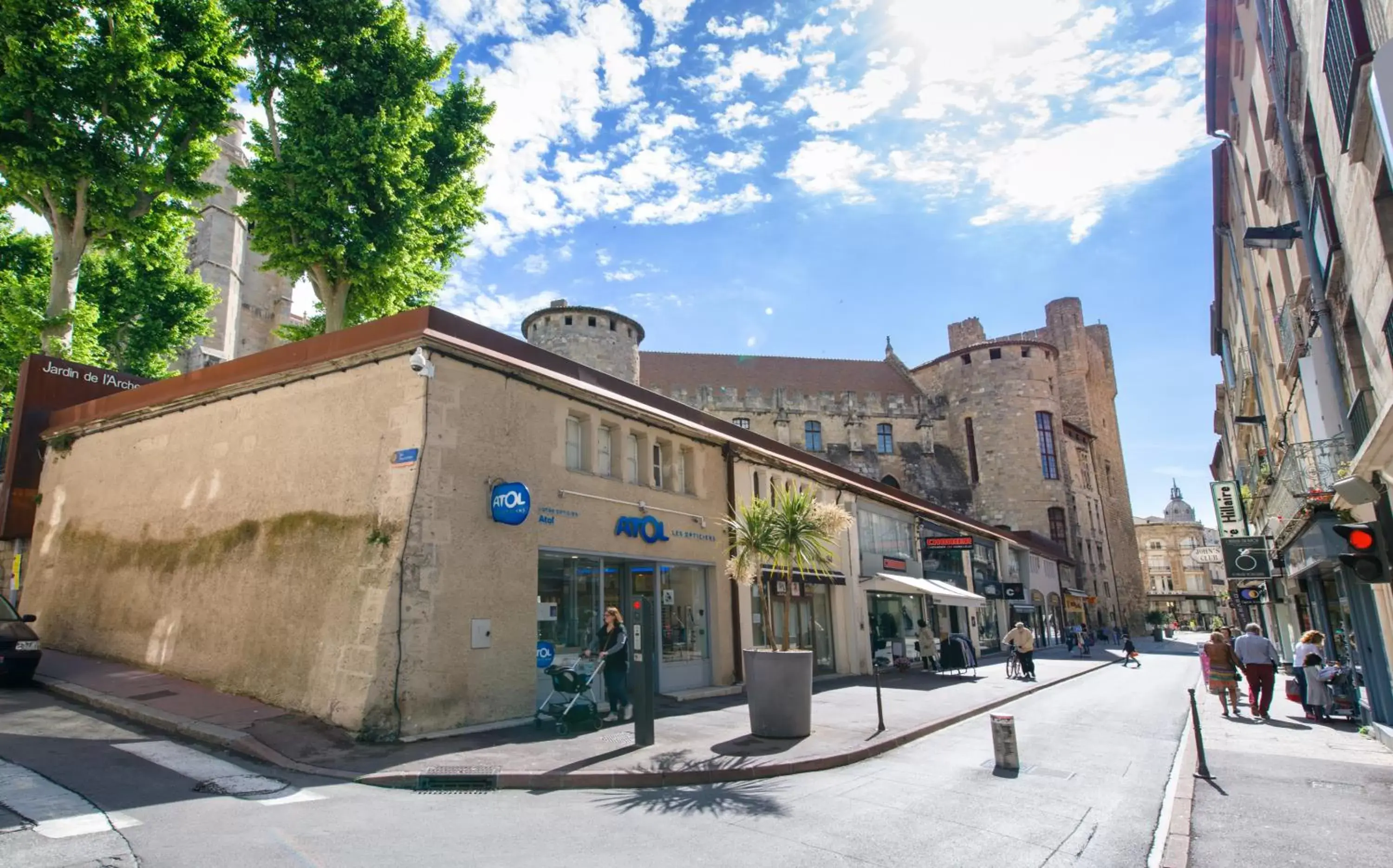 Neighbourhood, Property Building in La Maison Gustave