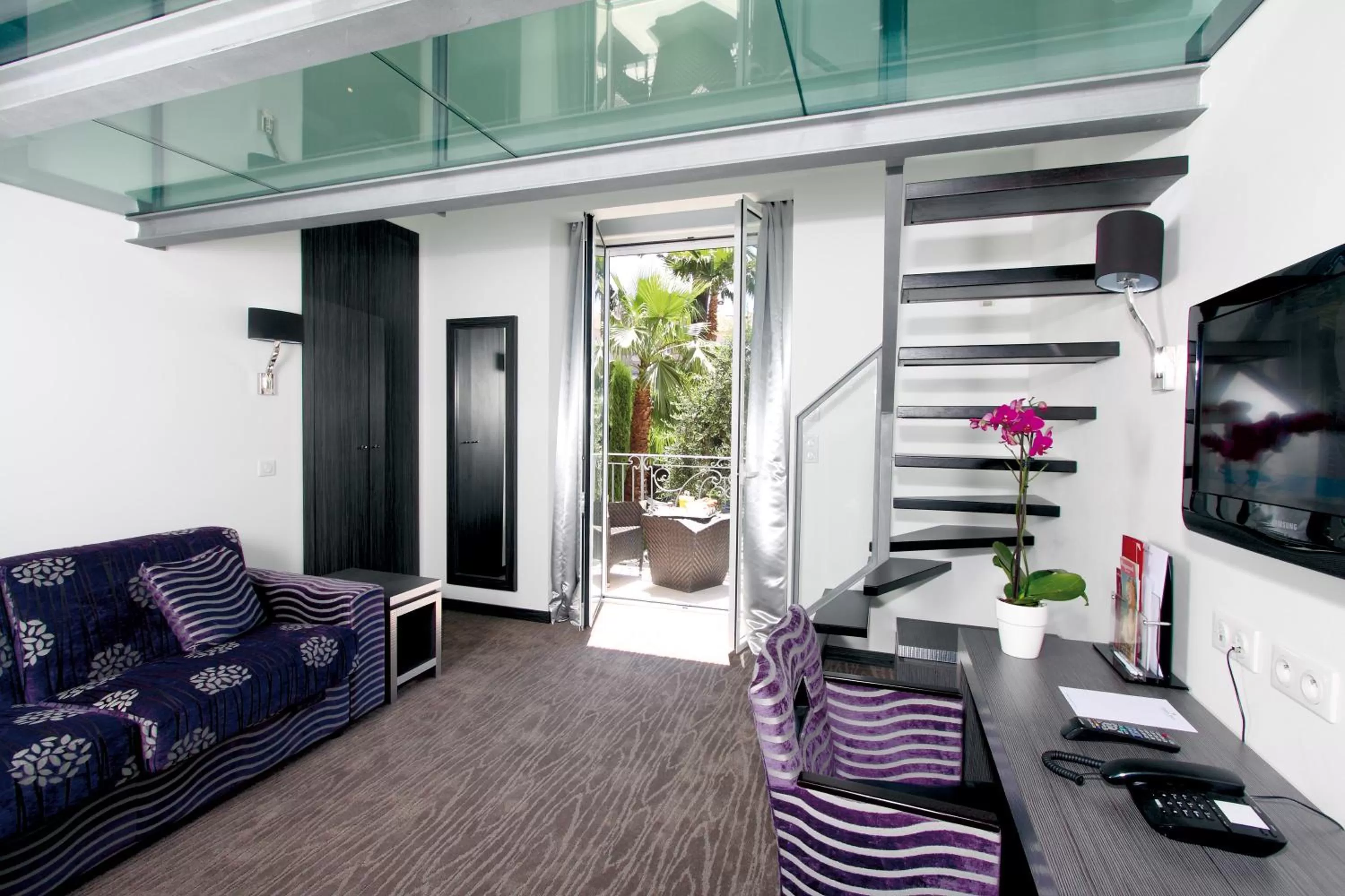 Seating area in GOLDEN TULIP CANNES HOTEL de PARIS