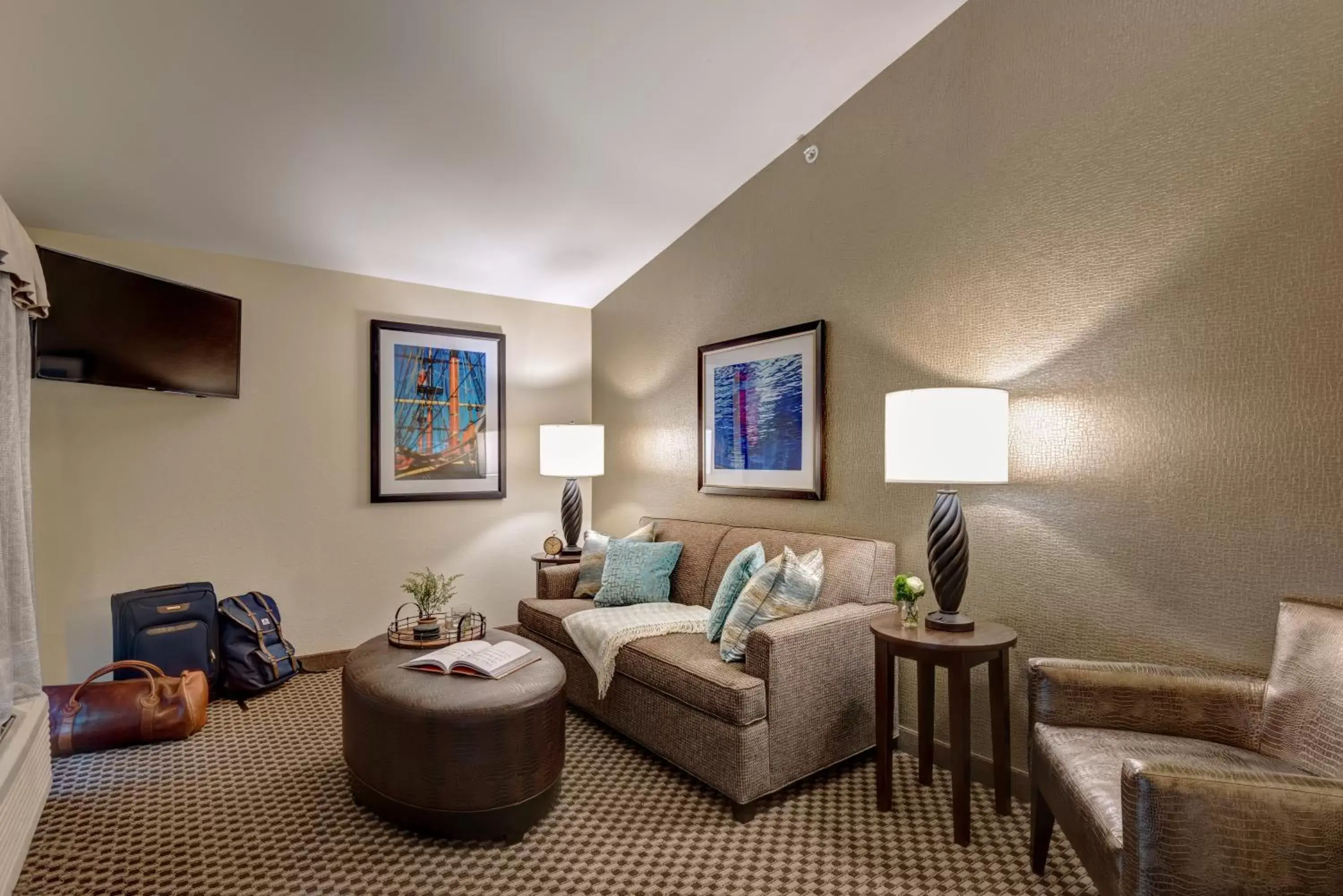 Living room, Seating Area in The Garrison Hotel & Suites Dover-Durham, Ascend Hotel Collection