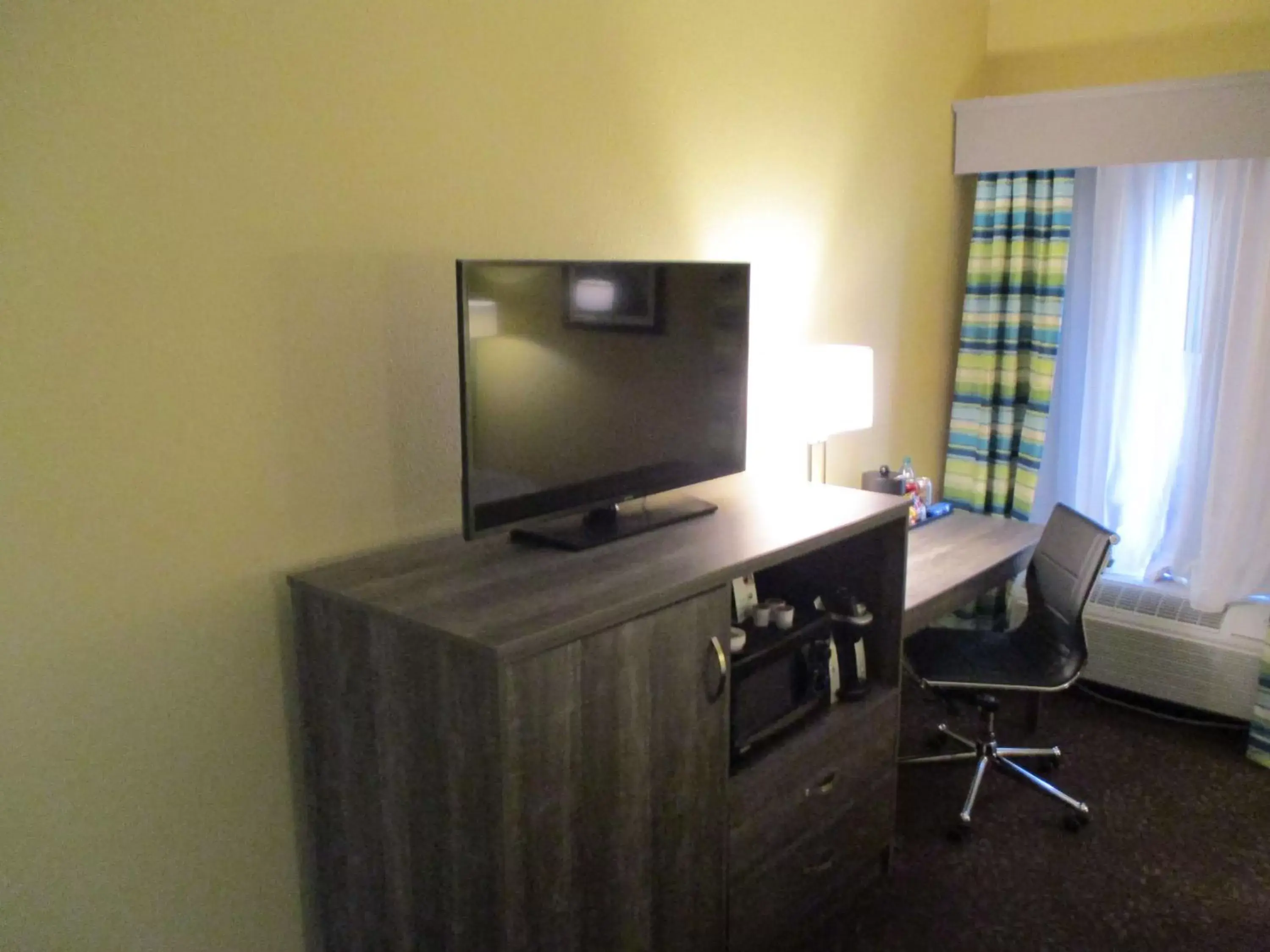 Photo of the whole room, TV/Entertainment Center in Best Western Warrensburg Inn