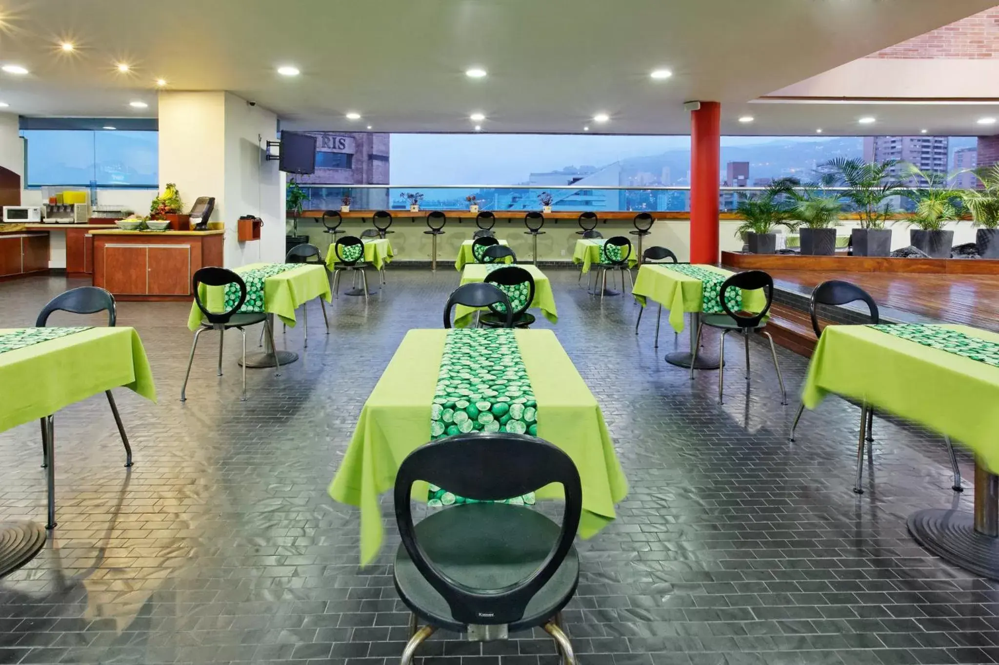 Breakfast, Restaurant/Places to Eat in Hotel Holiday Inn Express & Suites Medellin, an IHG Hotel