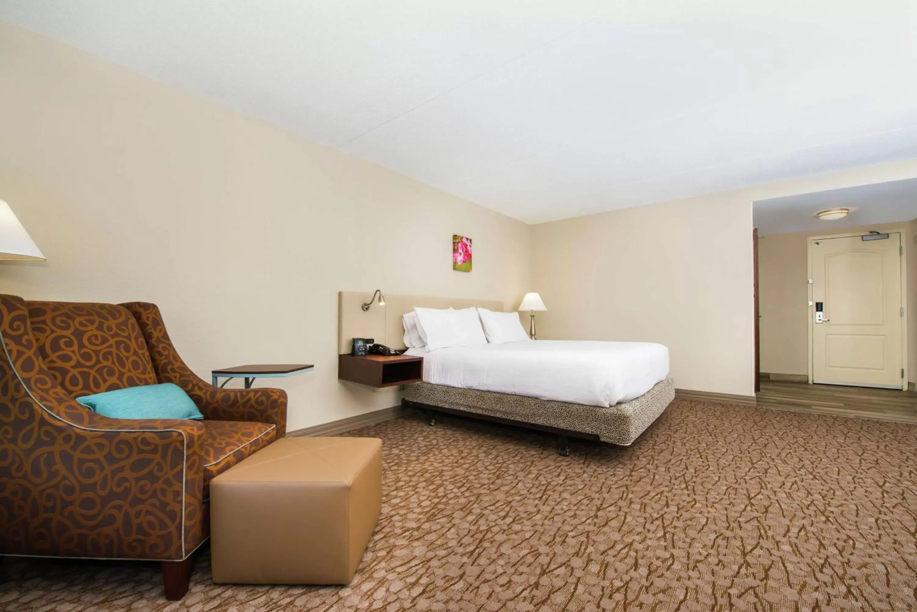 Living room, Bed in Hilton Garden Inn Charlottesville