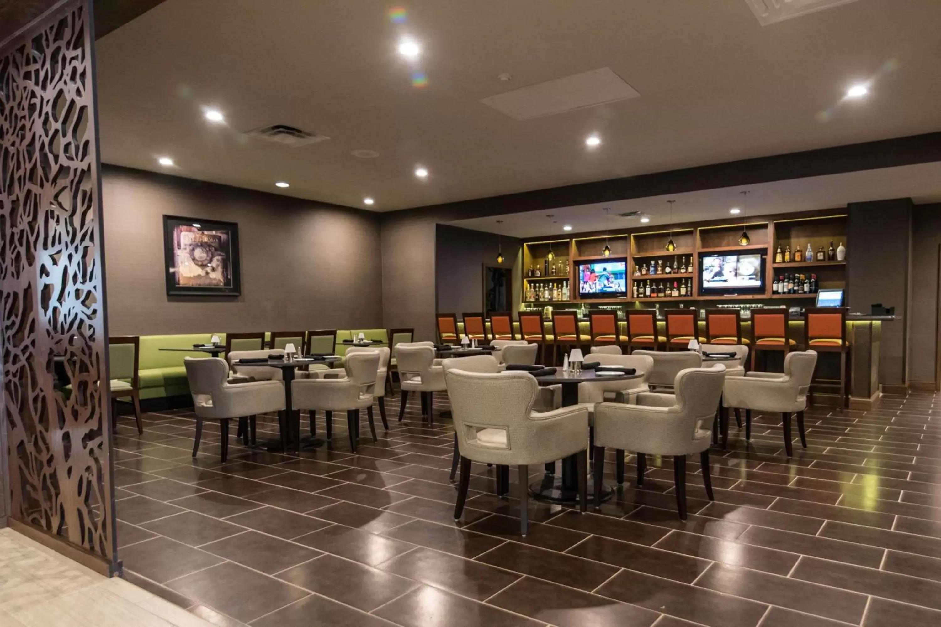 Restaurant/Places to Eat in DoubleTree by Hilton Cleveland – Westlake