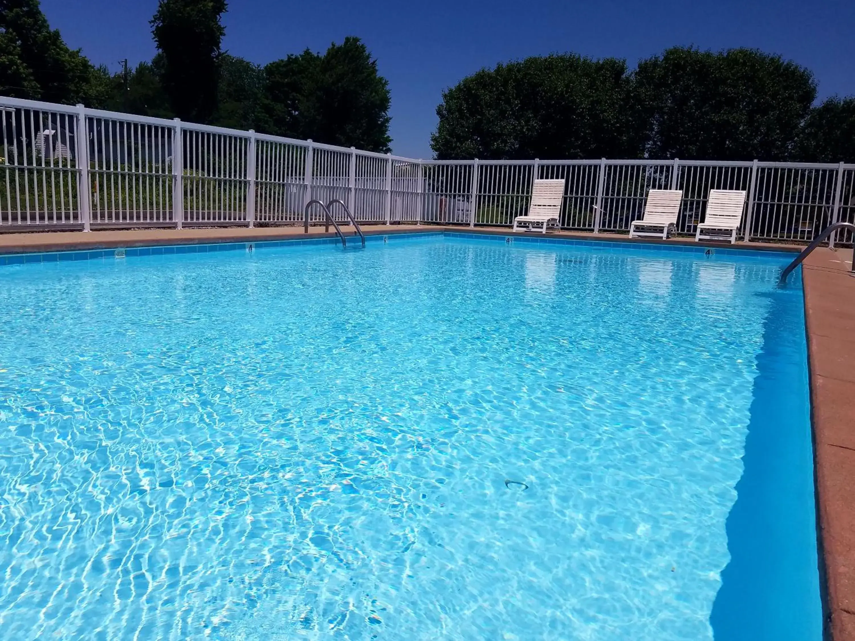 Pool view, Swimming Pool in Days Inn by Wyndham Richmond