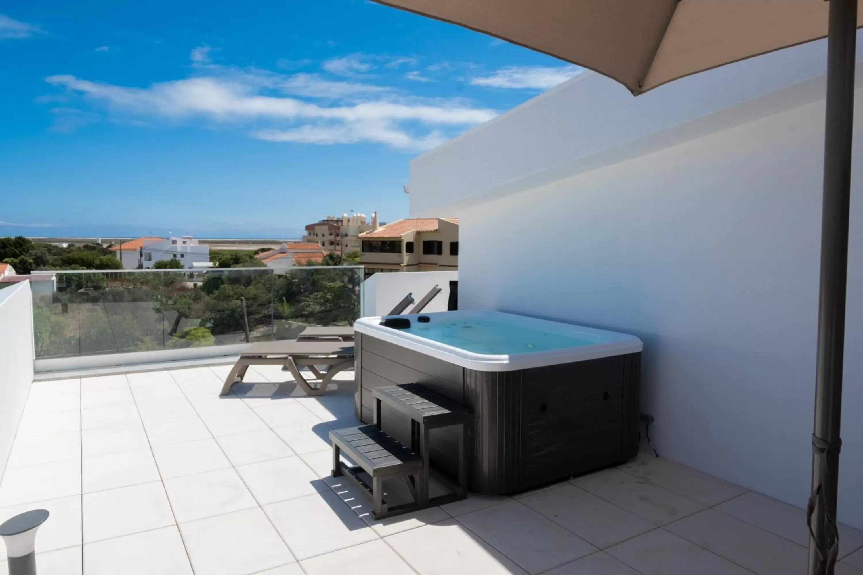 Hot Tub, Swimming Pool in Ria Formosa Guest House