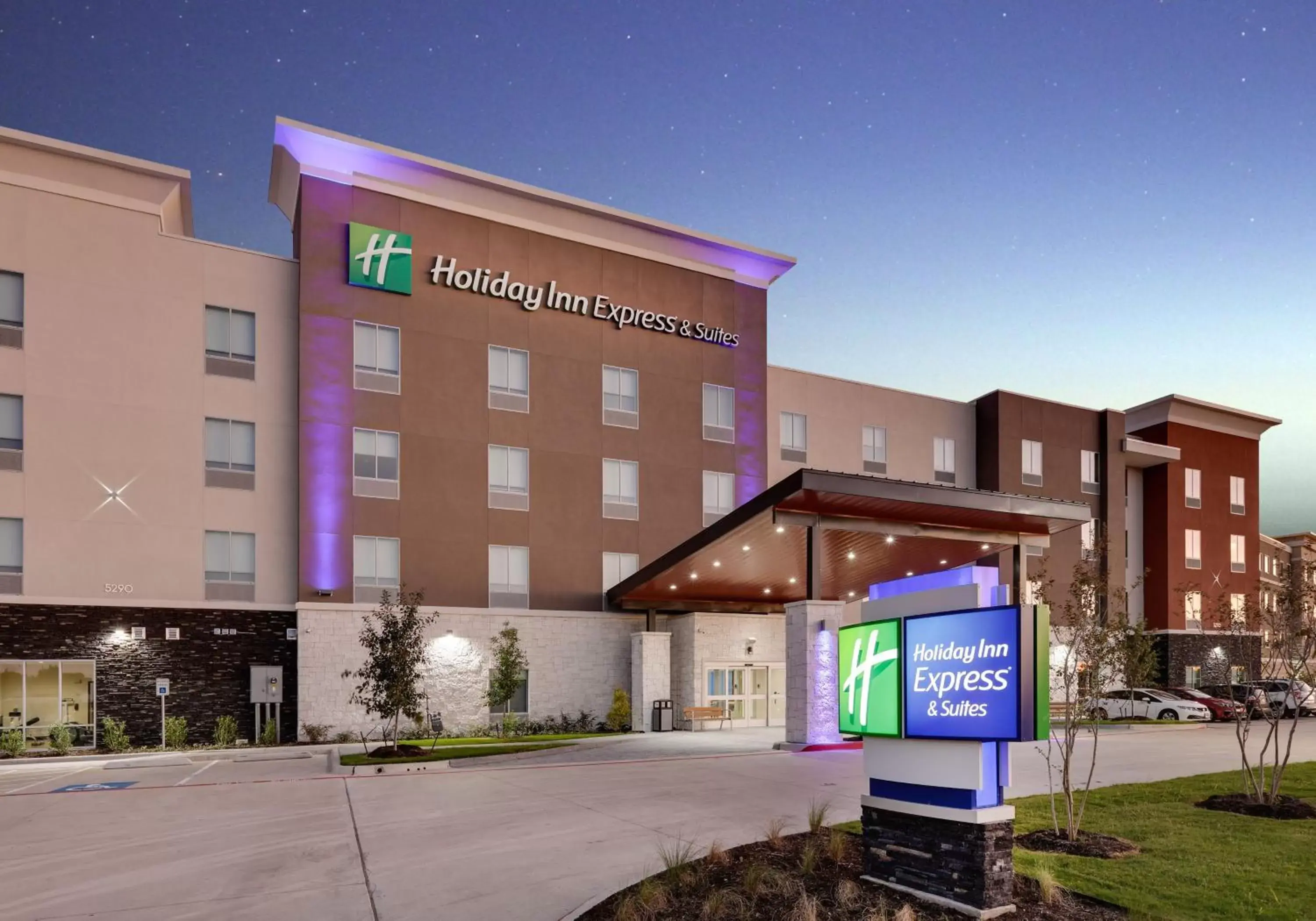 Property building in Holiday Inn Express & Suites - Plano - The Colony, an IHG Hotel