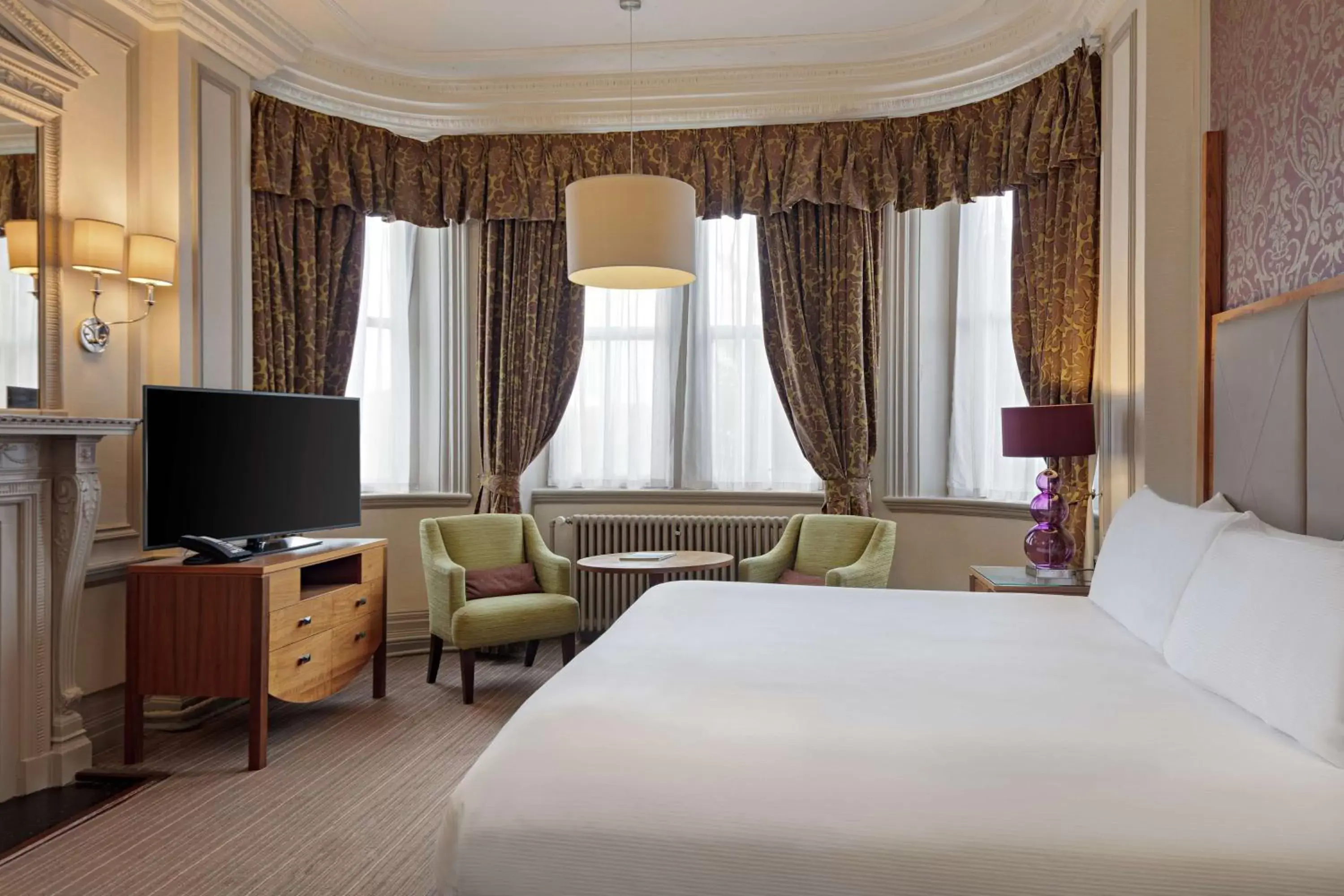 Bed, TV/Entertainment Center in DoubleTree by Hilton Harrogate Majestic Hotel & Spa