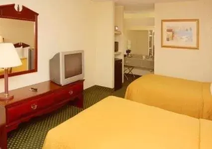 Double Room with Two Double Beds - Smoking in Econo Lodge Inn & Suites Philadelphia