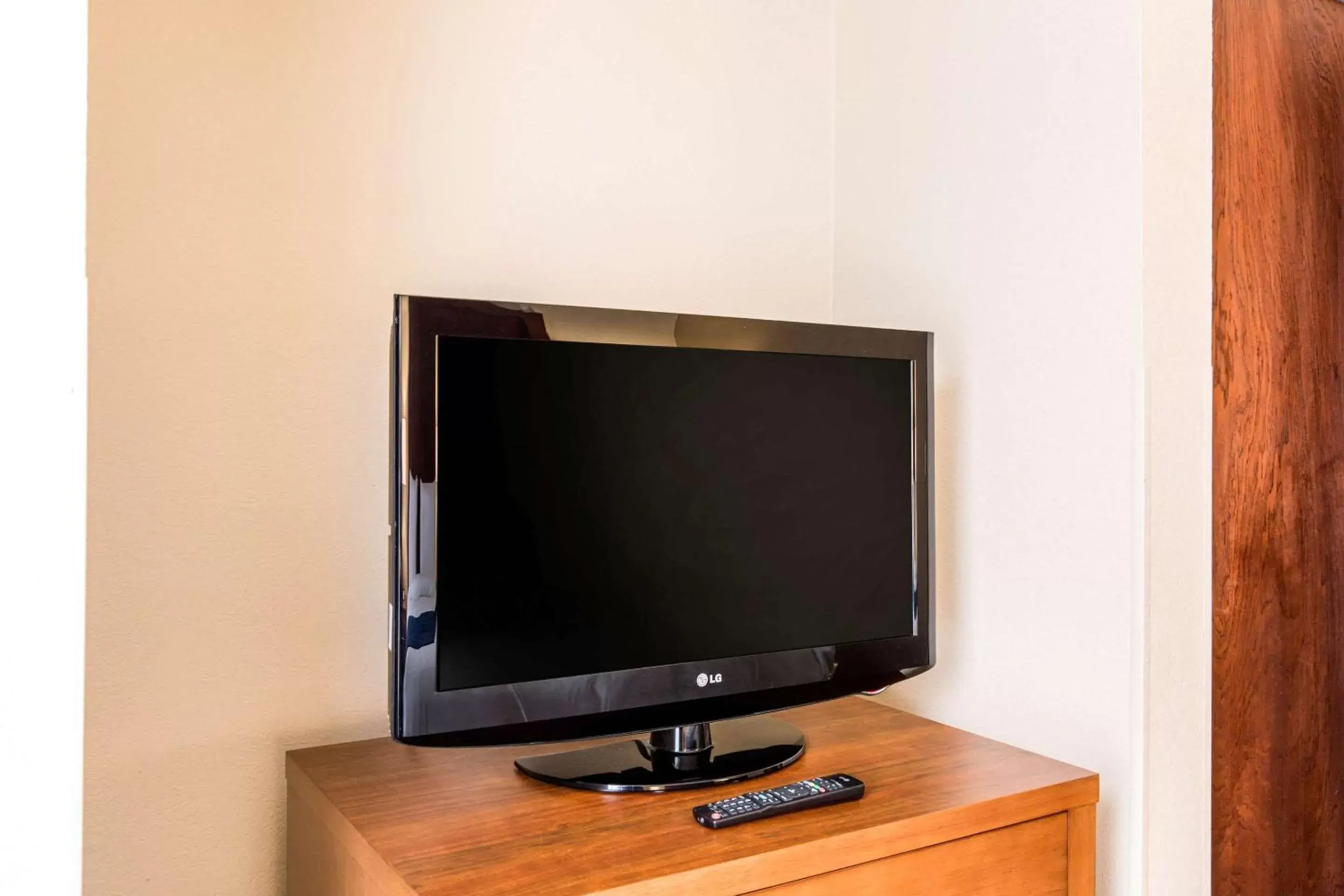Bedroom, TV/Entertainment Center in Comfort Inn & Suites IAH Bush Airport – East Bedroom, TV/Entertainment Center in Comfort Inn & Suites IAH Bush Airport – East